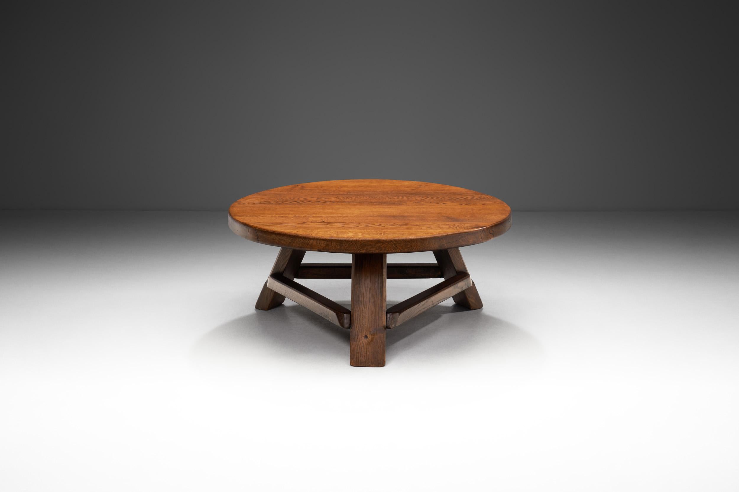 En général, les meubles Brilliante, comme cette brillante table basse en chêne, témoignent des avantages visuels du mariage de l'esthétique brute et de la brillance fonctionnelle. Fabriquée à partir d'un matériau robuste et intemporel, le chêne,