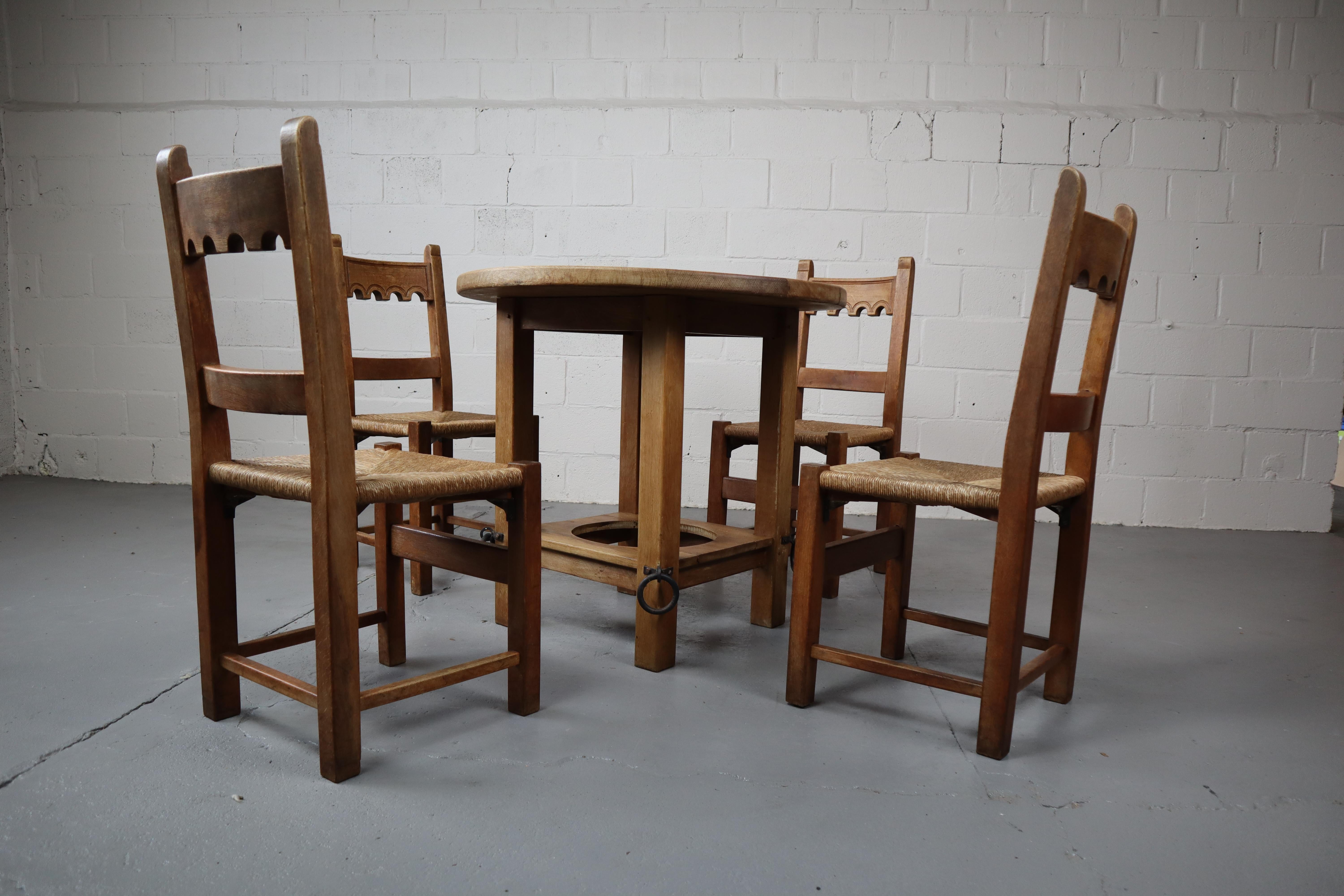 Stabiles und schweres Esszimmer-Set aus brutalistischer Eiche, bestehend aus einem runden Tisch mit vier Stühlen.

Stuhl: 48x90x42 cm Sitzhöhe 45 cm
Tisch: Ø 90cm  Höhe 81 cm