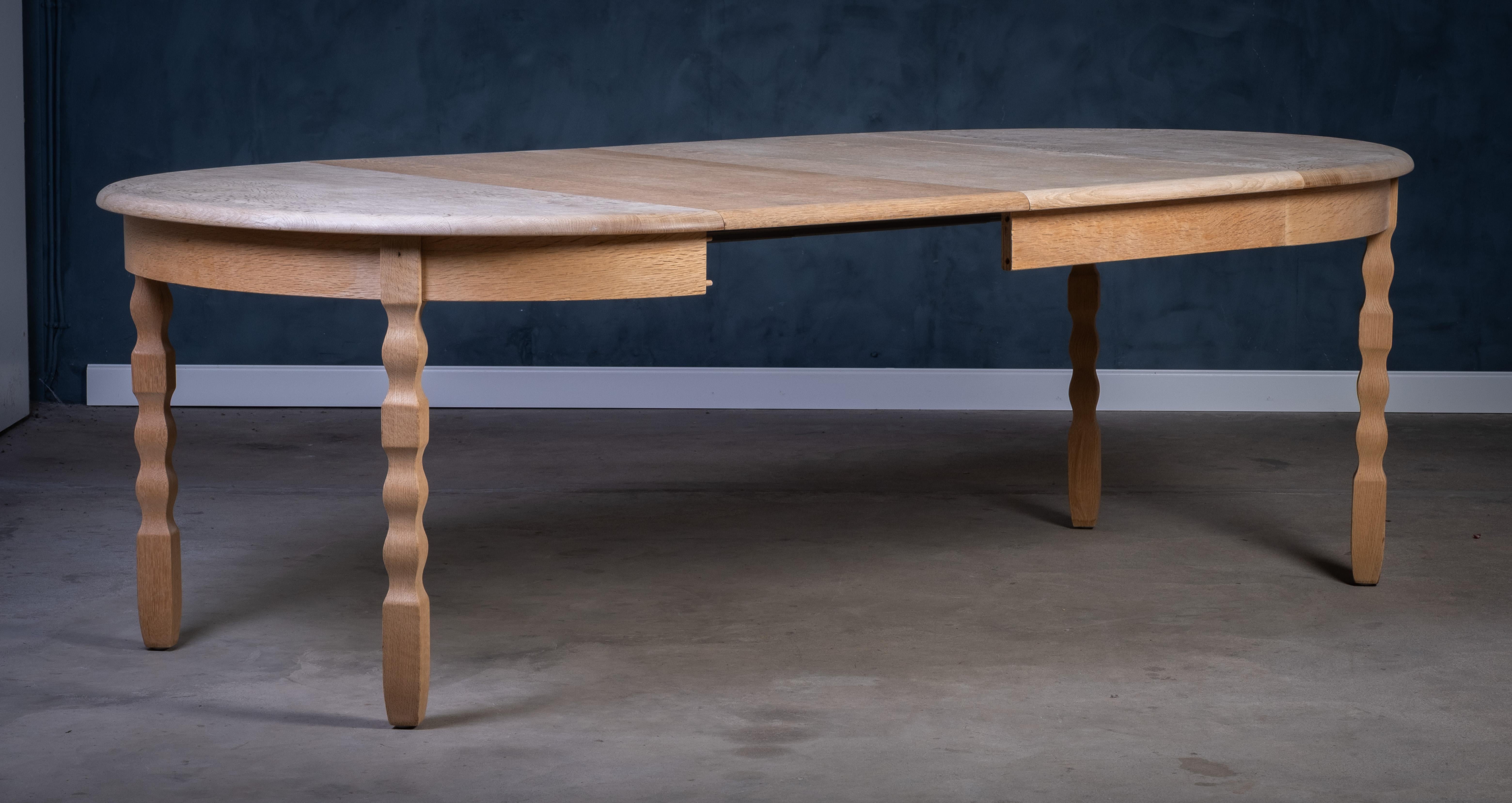 Brutalist Solid Oak Dining Table by Henning Kjærnulf, 1970s en vente 4