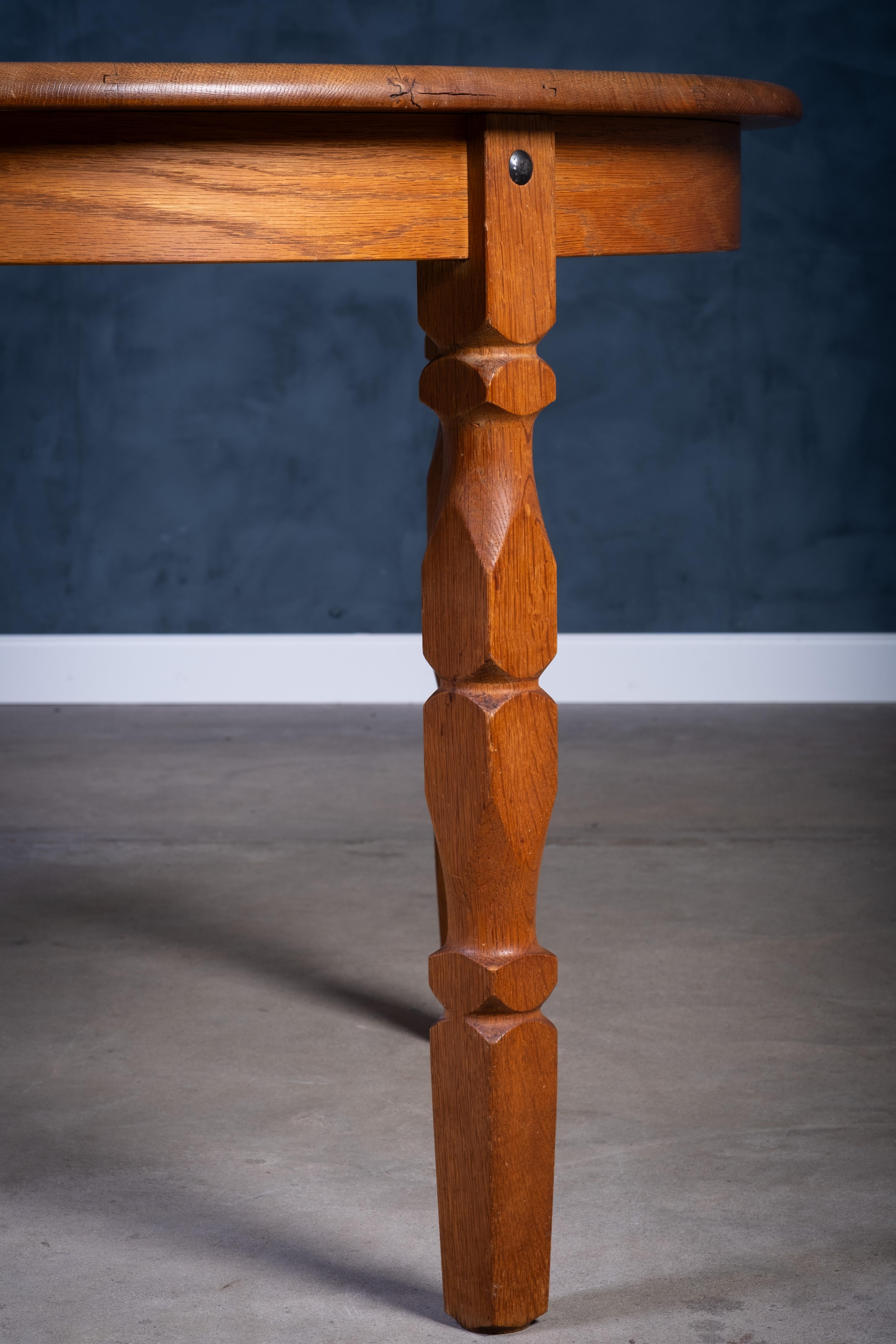 Brutalist Solid Oak Dining Table by Henning Kjærnulf, 1970s Bon état - En vente à Nørre Aaby, DK