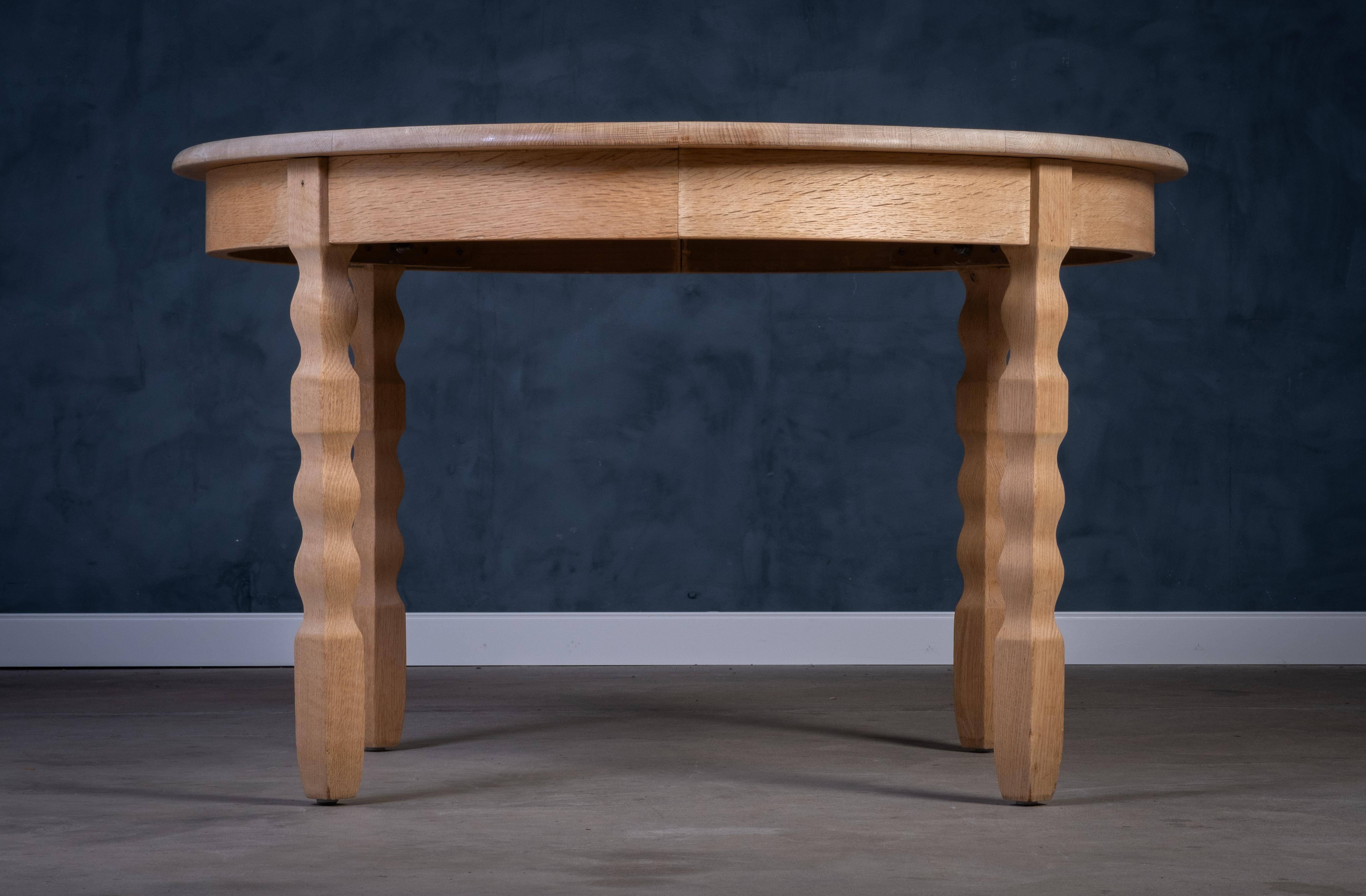 Brutalist Solid Oak Dining Table by Henning Kjærnulf, 1970s Bon état - En vente à Nørre Aaby, DK