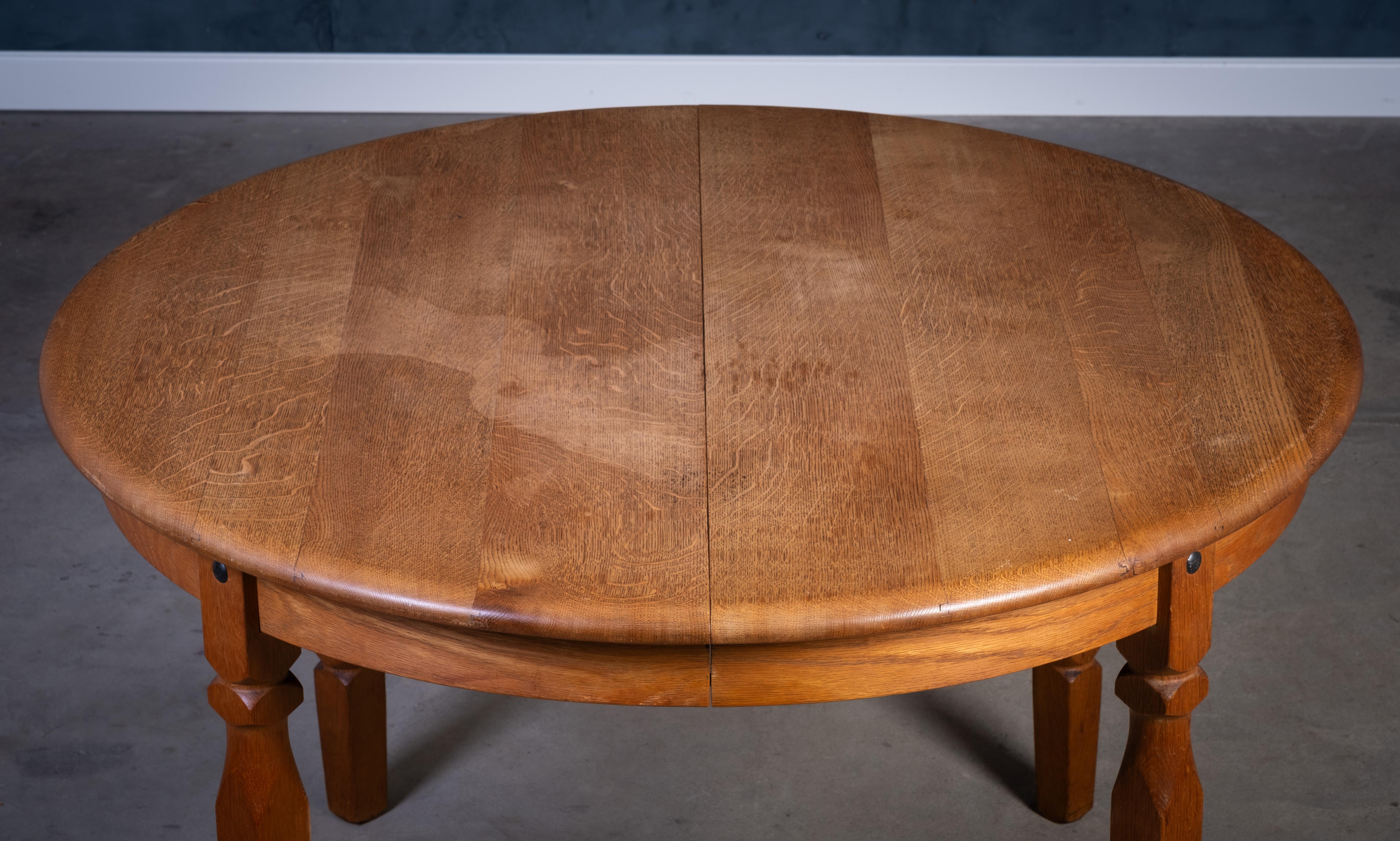 Fin du 20e siècle Brutalist Solid Oak Dining Table by Henning Kjærnulf, 1970s en vente