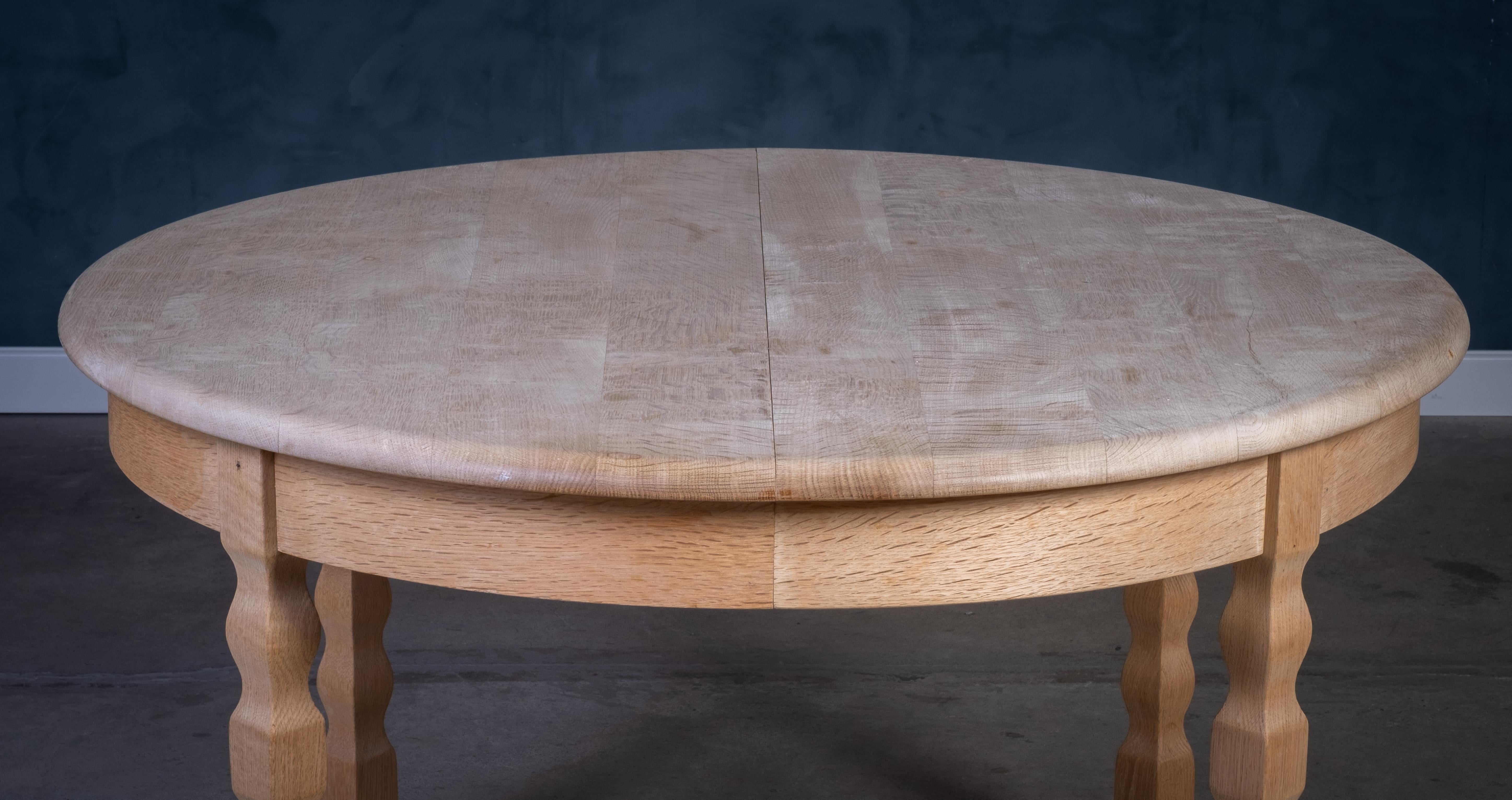 Fin du 20e siècle Brutalist Solid Oak Dining Table by Henning Kjærnulf, 1970s en vente