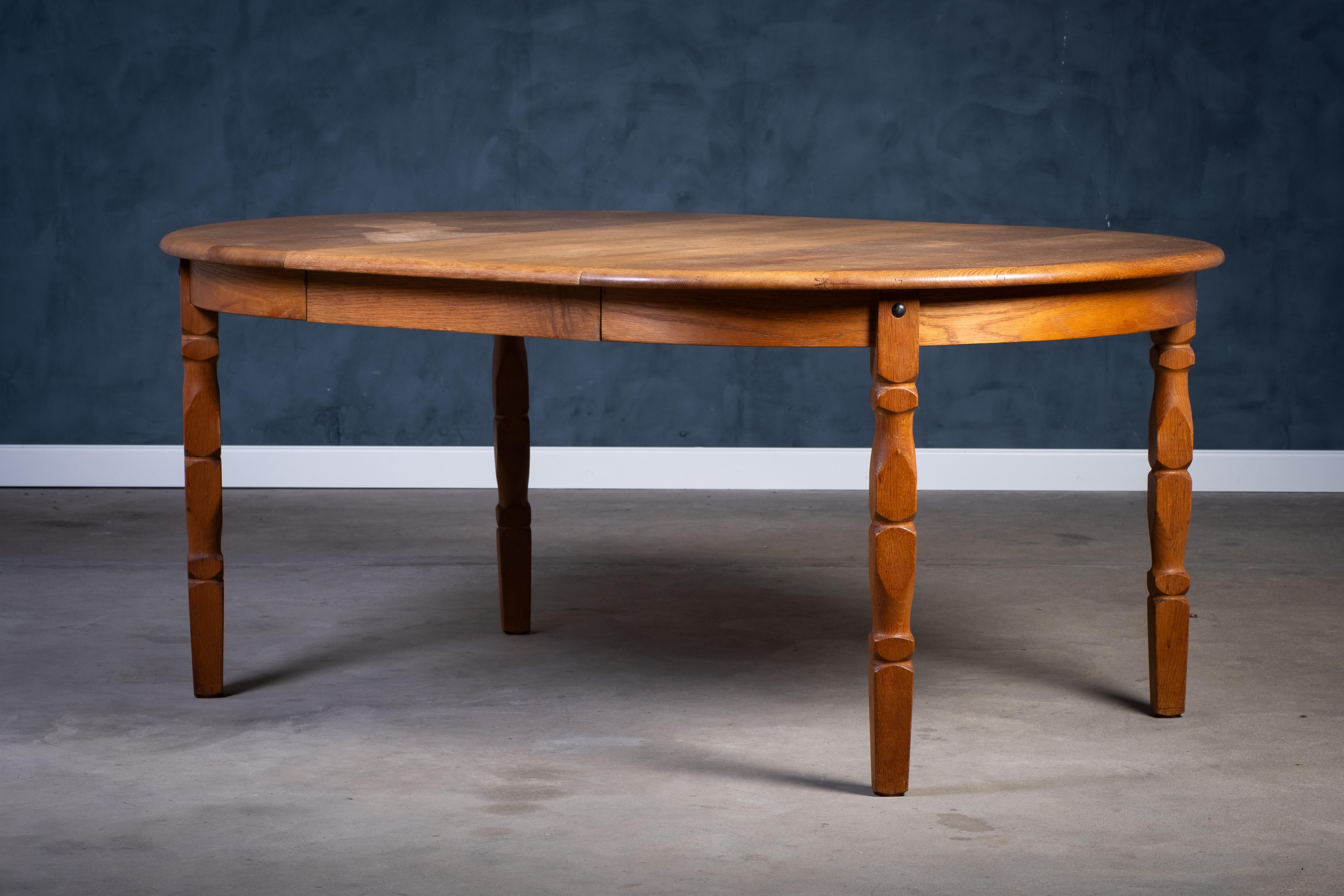 Chêne Brutalist Solid Oak Dining Table by Henning Kjærnulf, 1970s en vente
