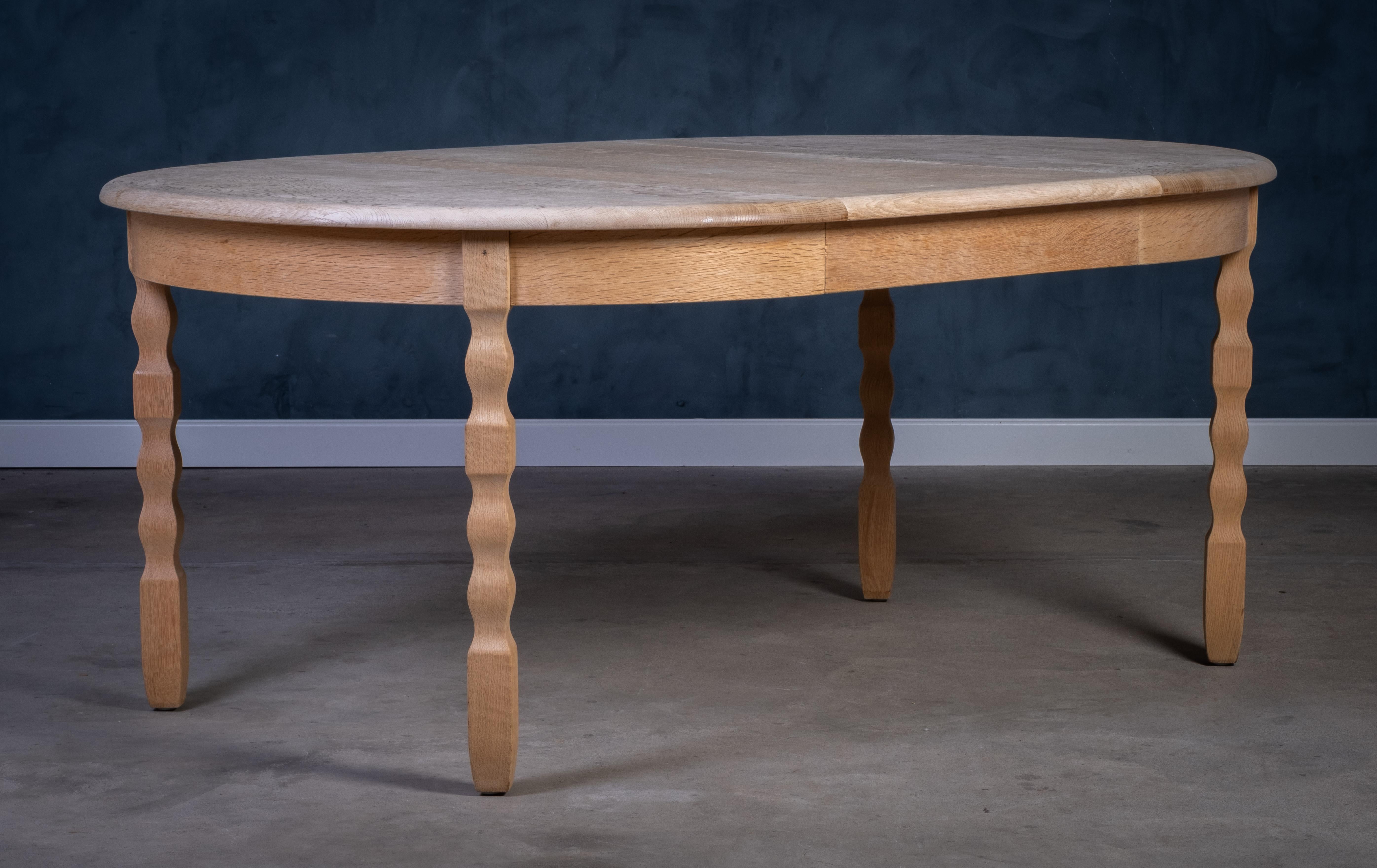 Brutalist Solid Oak Dining Table by Henning Kjærnulf, 1970s en vente 1