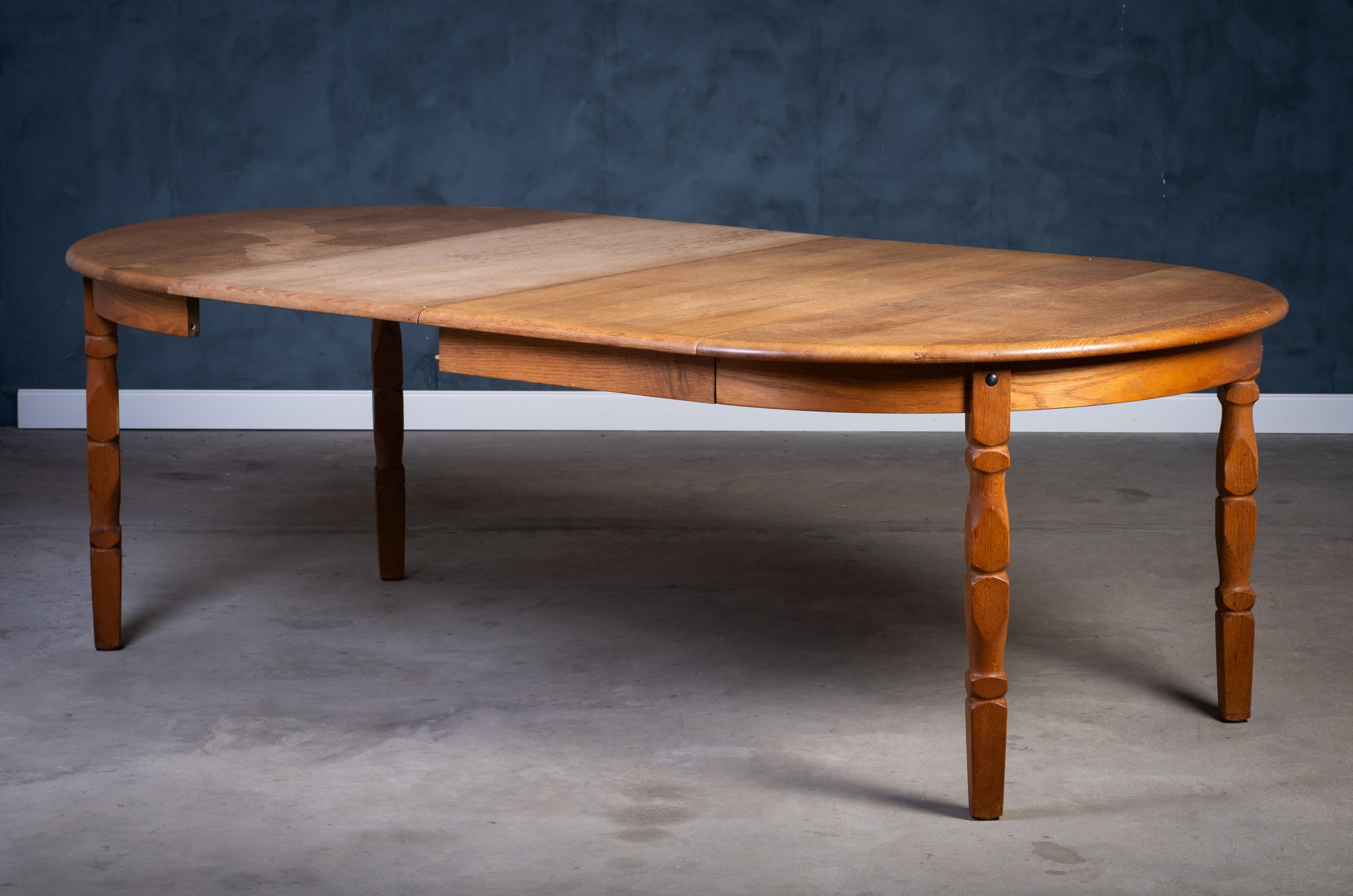 Brutalist Solid Oak Dining Table by Henning Kjærnulf, 1970s en vente 2