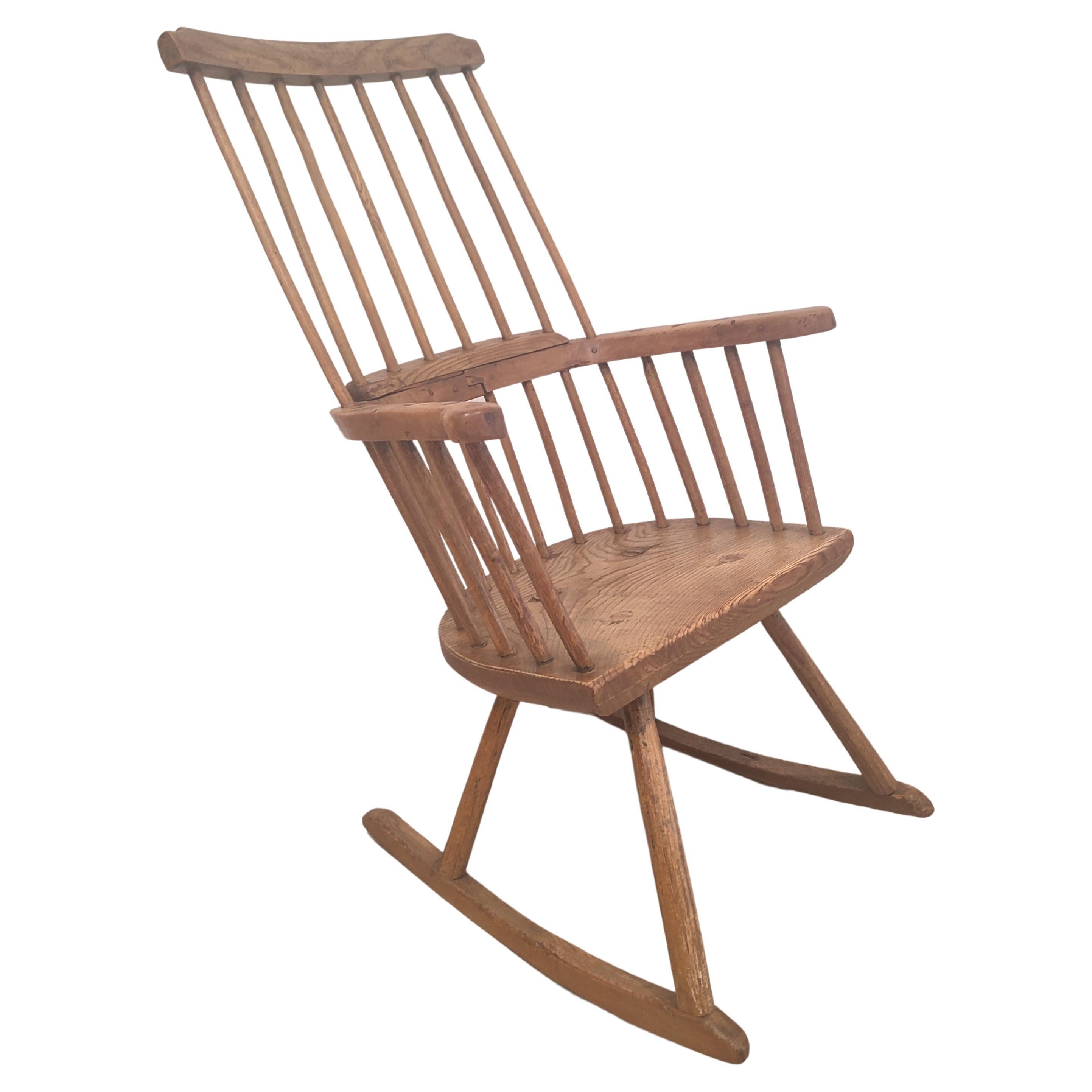 Fauteuil  bascule brutaliste en chne massif, franais en vente