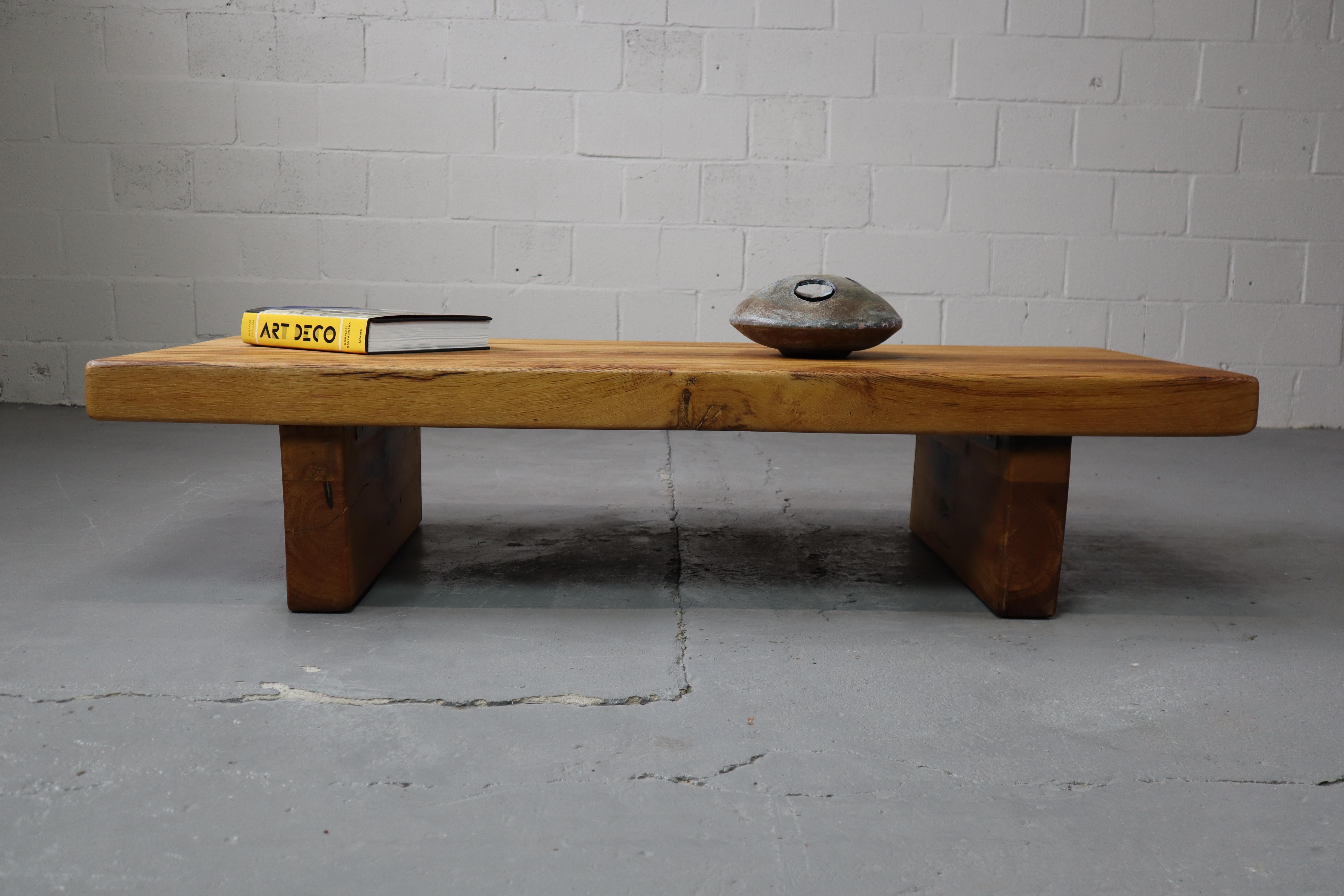 Table basse Wabi Sabi brutaliste en chêne massif, années 1970. - En ...