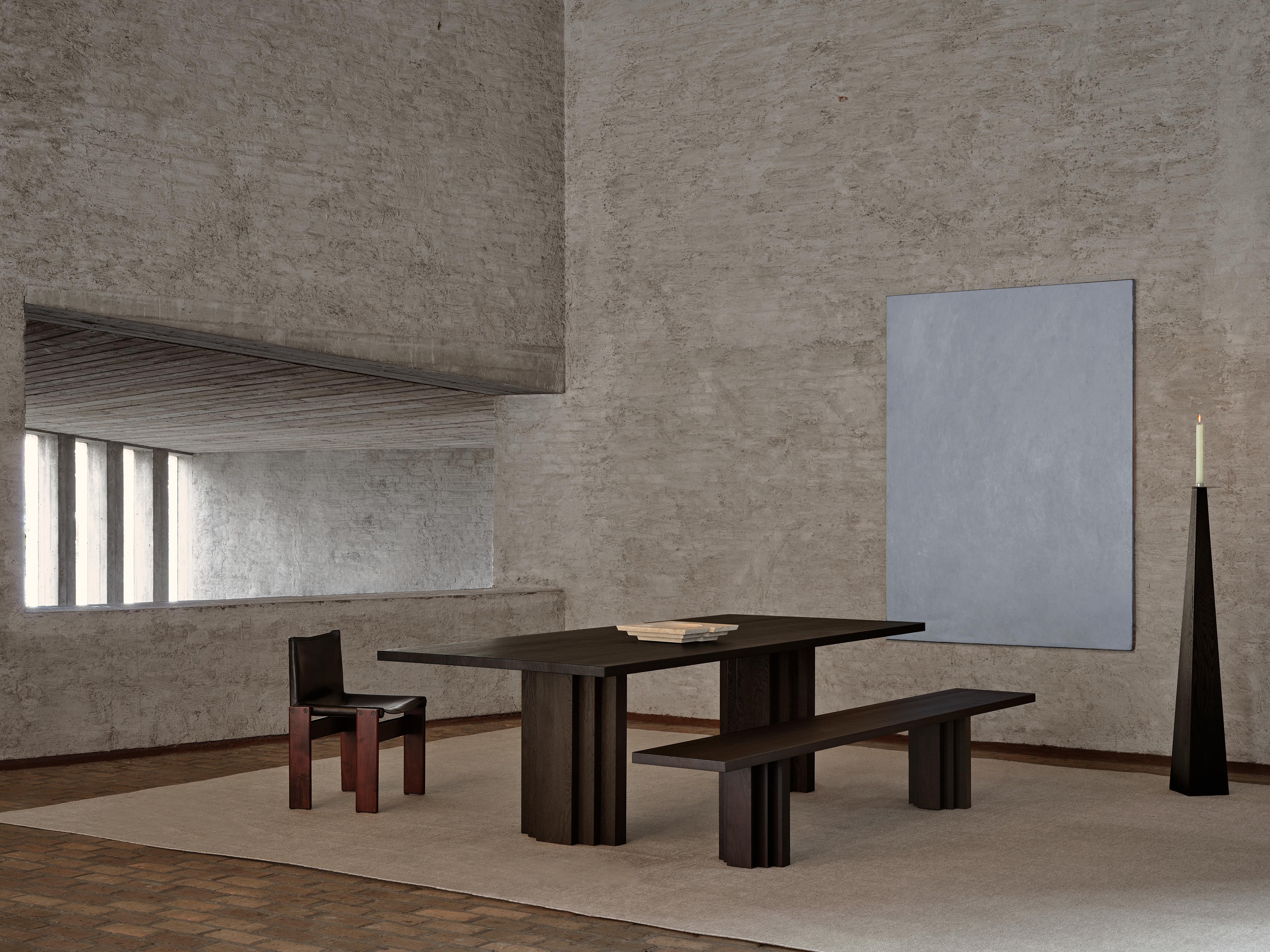 Die Collection'S Brut lehnt sich an den Brutalismus und die Architektur der Amsterdamer Schule an. Ein Gleichgewicht von roher MATERIALität und zurückhaltenden Formen mit geometrisch ausdrucksstarken Details. Die Brut Slim Bank dient als