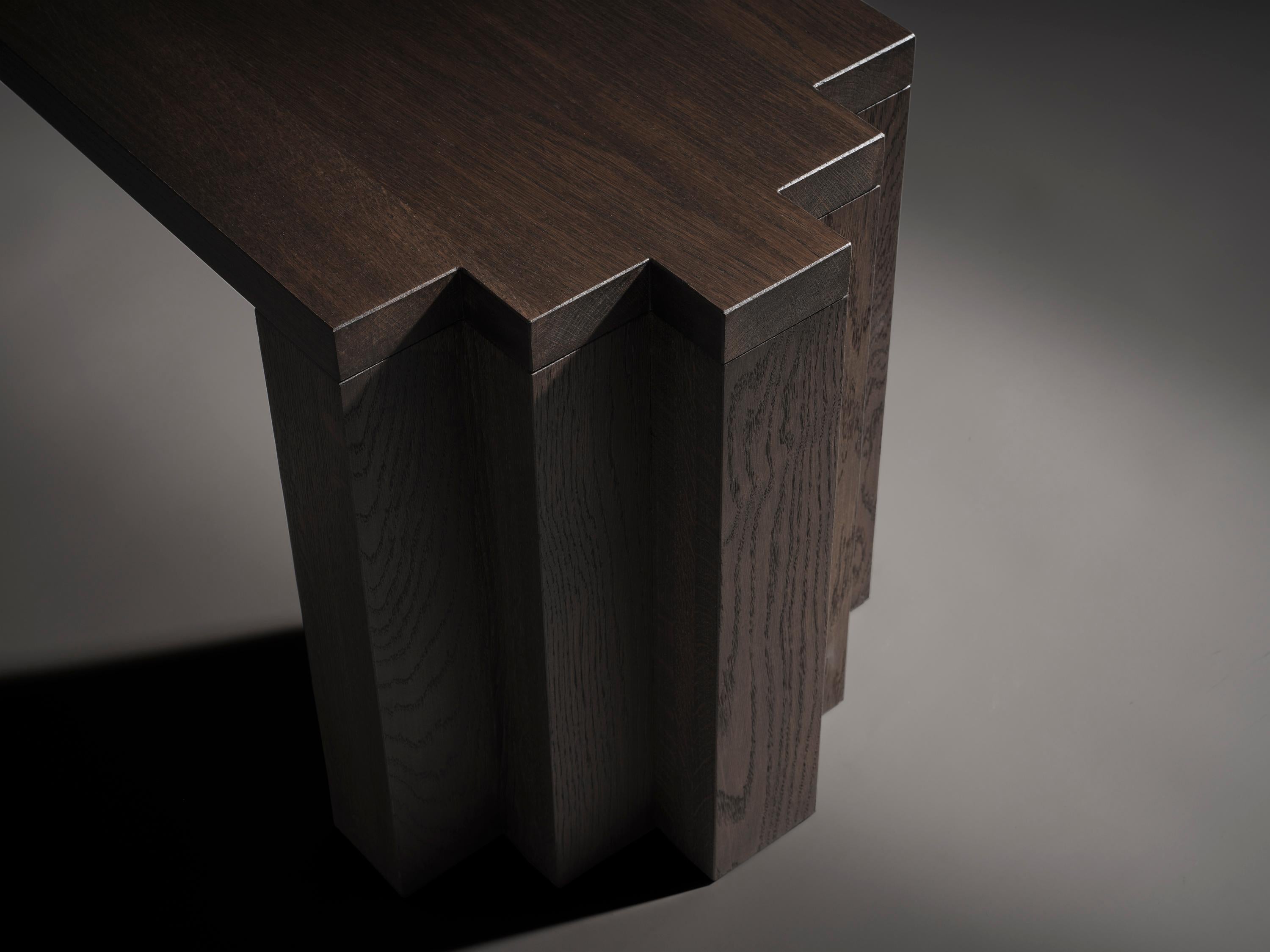 Die Cadence Bench ist eine Anlehnung an den Brutalismus und die Architektur der Amsterdamer Schule und wird aus massivem Hartholz gefertigt. Die Bank wurde passend zum Esstisch Cadence entworfen, ist aber auch als separates Produkt erhältlich.