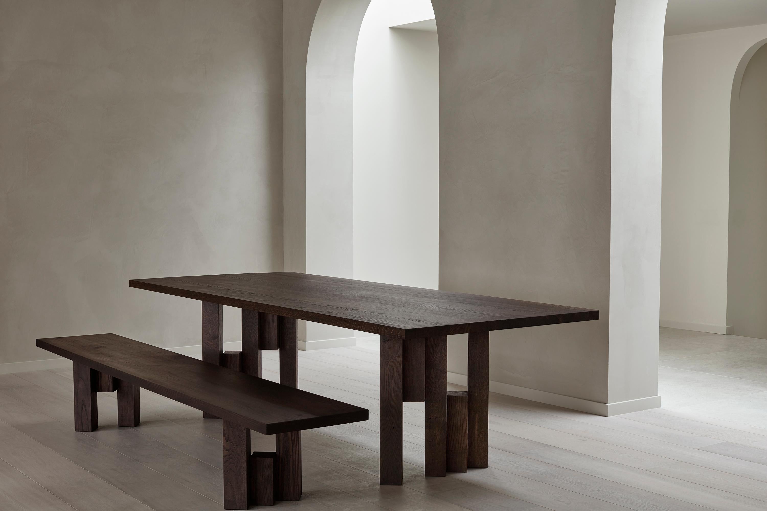 Mesa de comedor - Roble macizo marrón cálido  - Fenestra de Mokko en venta 1