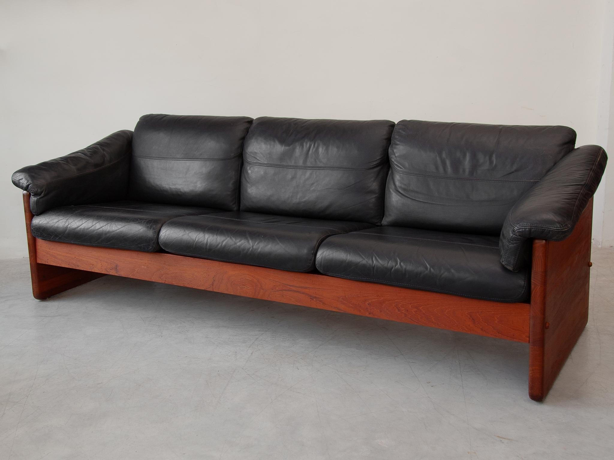 Brutalist Solid Pine and Leather Three Seats Sofa, Denmark, A. Mikael Laursen In Good Condition In Antwerp, BE
