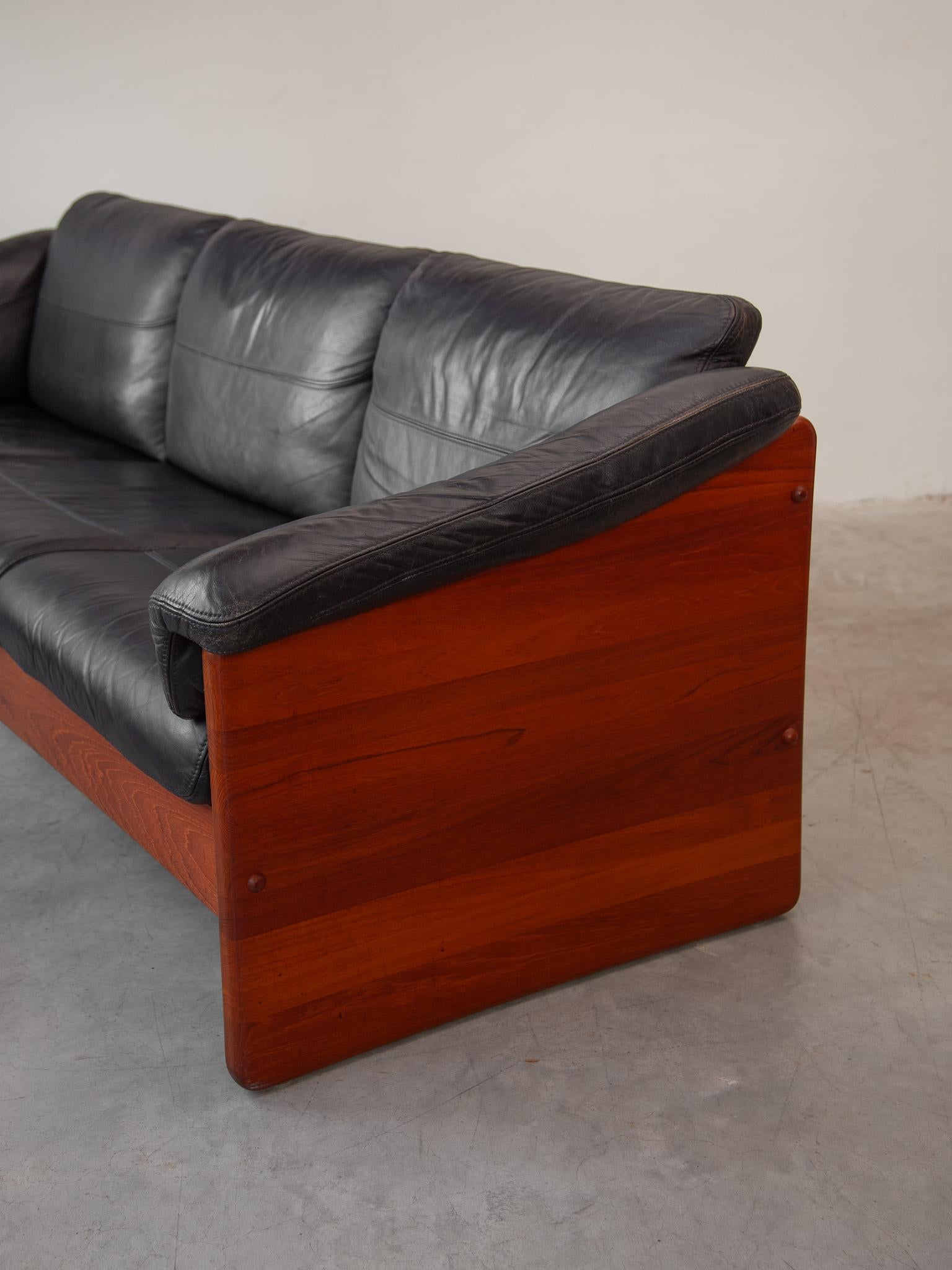 Mid-20th Century Brutalist Solid Pine and Leather Three Seats Sofa, Denmark, A. Mikael Laursen