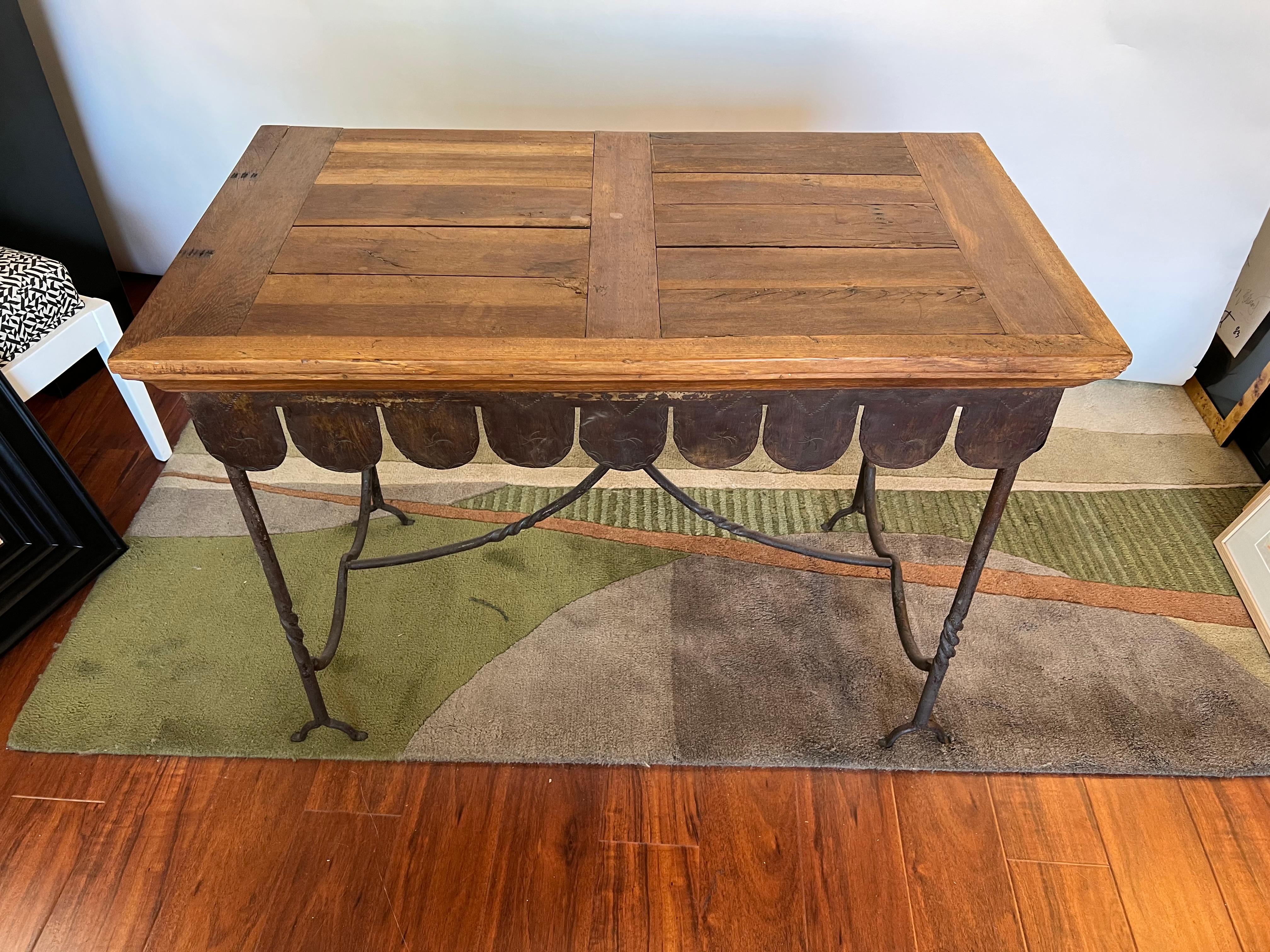 Unique piece by an unknow artist, this brutalist console is made of solid walnut and cast iron for the base.
The scalloped skirt is made of engraved brass.