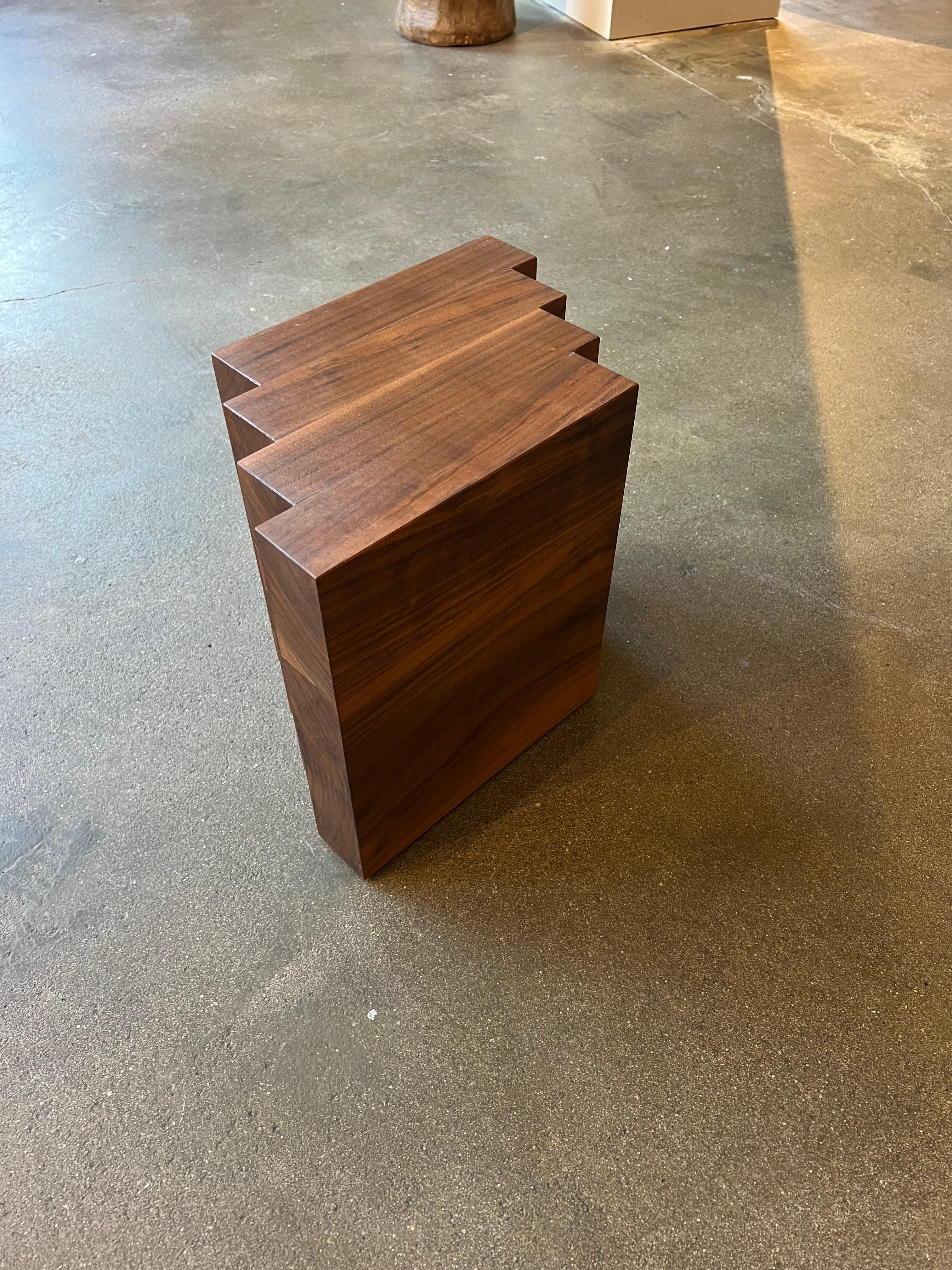 Néerlandais Table d'appoint brutaliste en noyer massif - Cadence by Mokko en vente