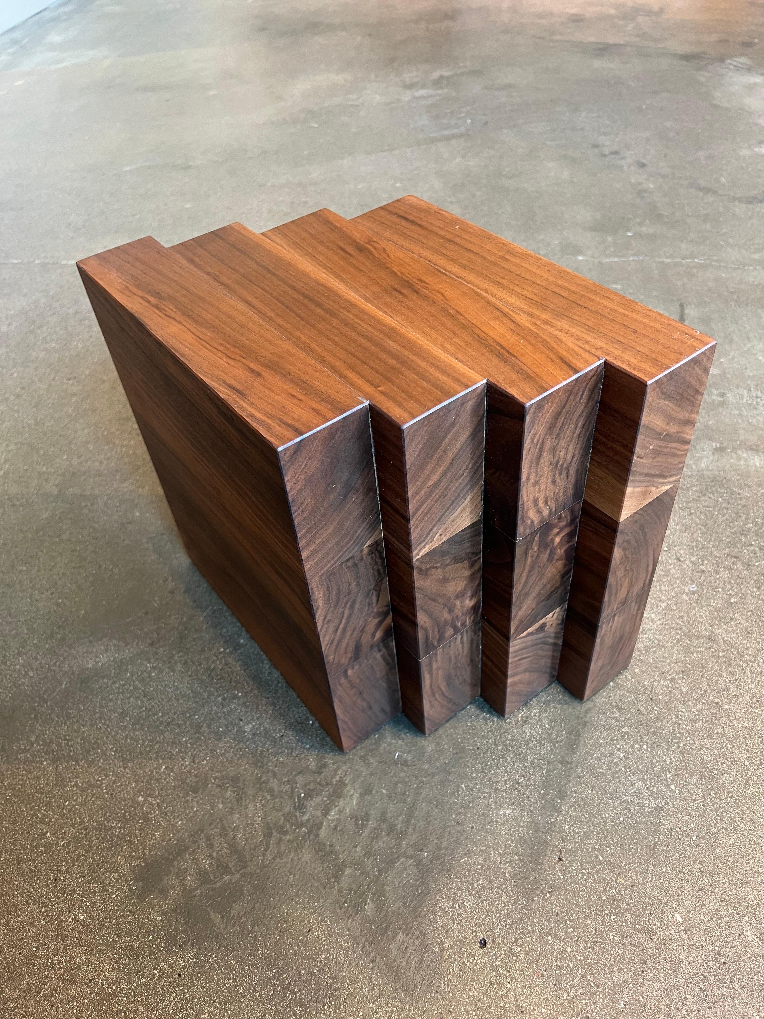 Table d'appoint brutaliste en noyer massif - Cadence by Mokko Excellent état - En vente à Amsterdam, NL