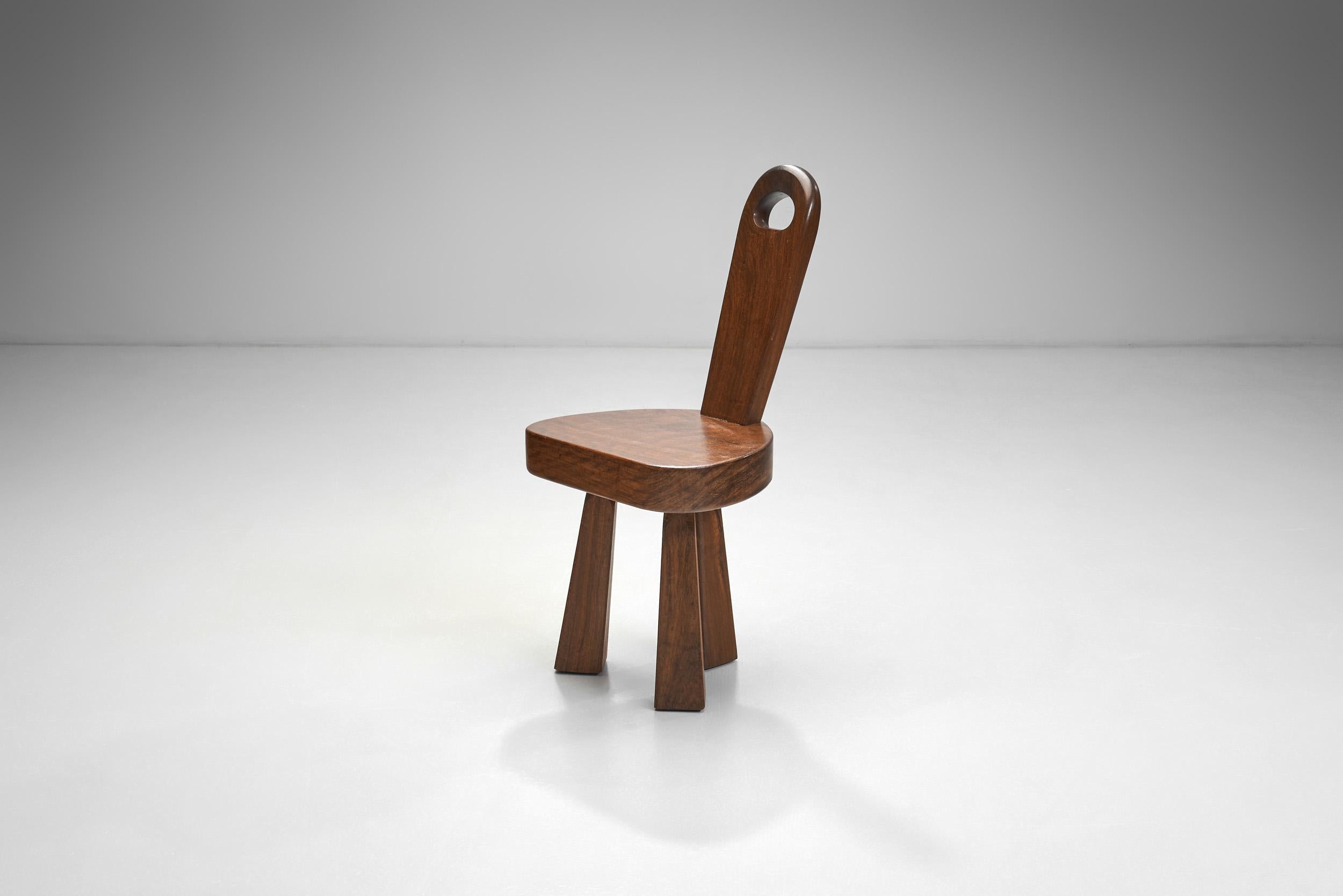 Brutalistischer niedriger Dreibeinstuhl aus Massivholz, Frankreich 1960er Jahre (Holz) im Angebot