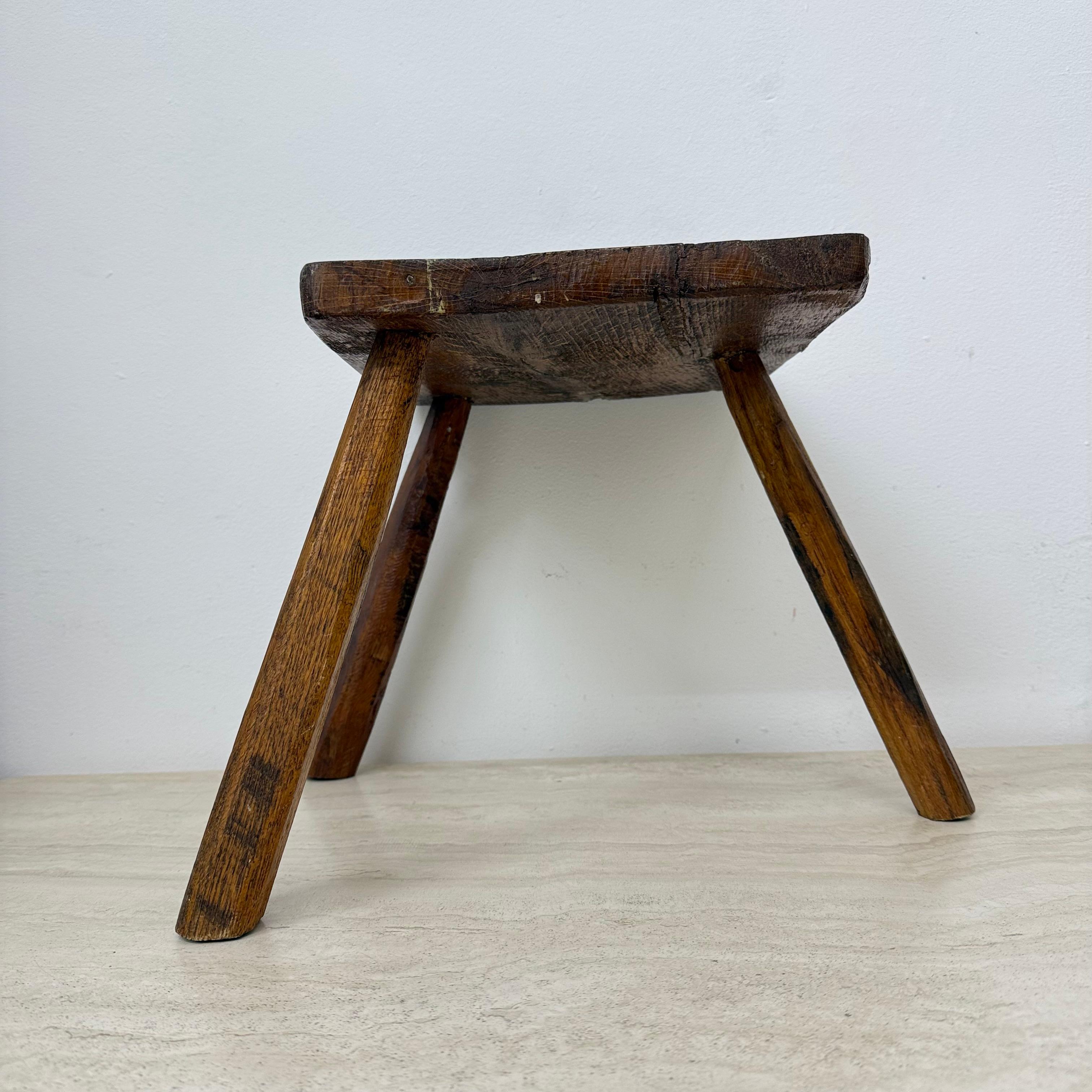 Bois Table d'appoint brutaliste en bois massif, 1970 en vente