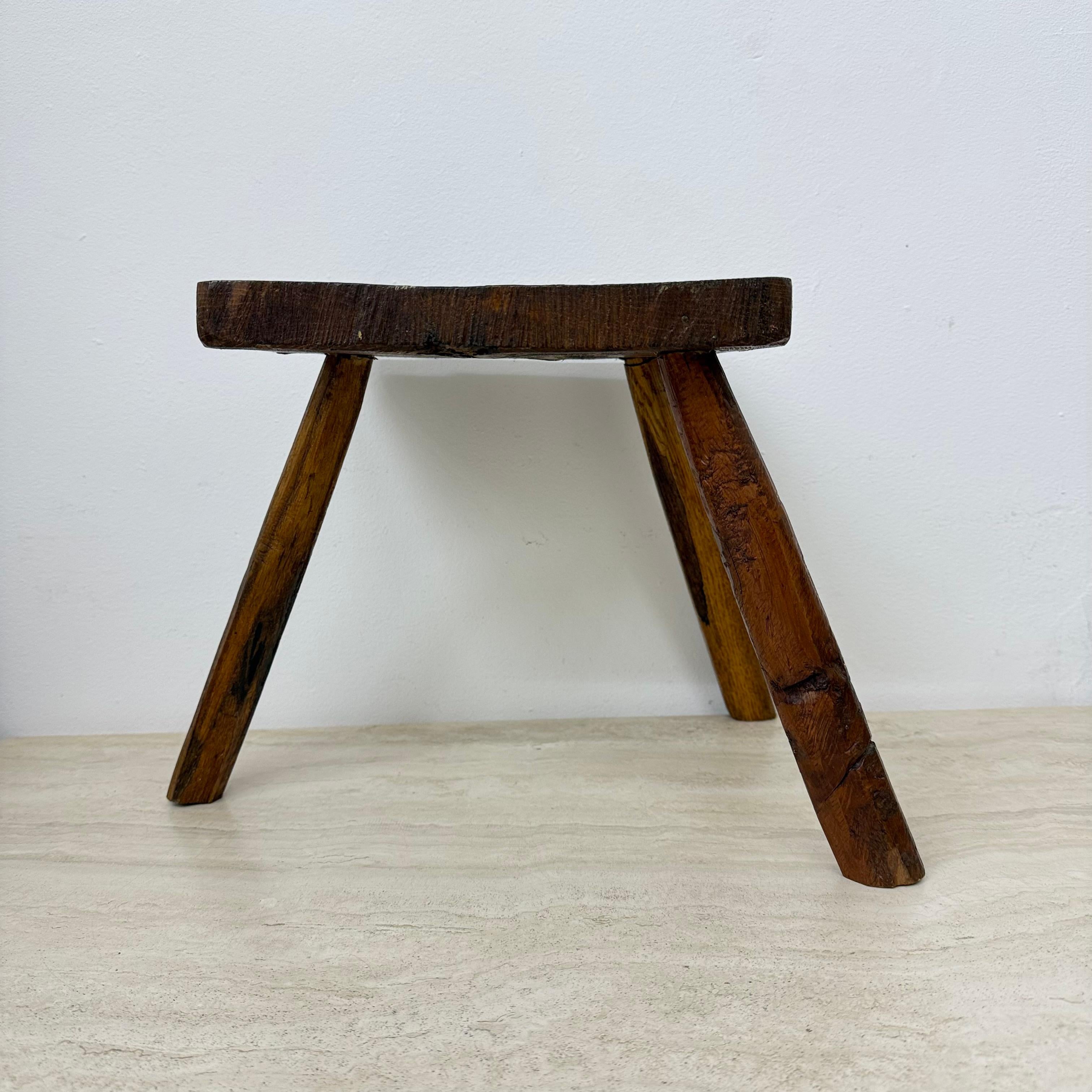 Table d'appoint brutaliste en bois massif, 1970 en vente 2