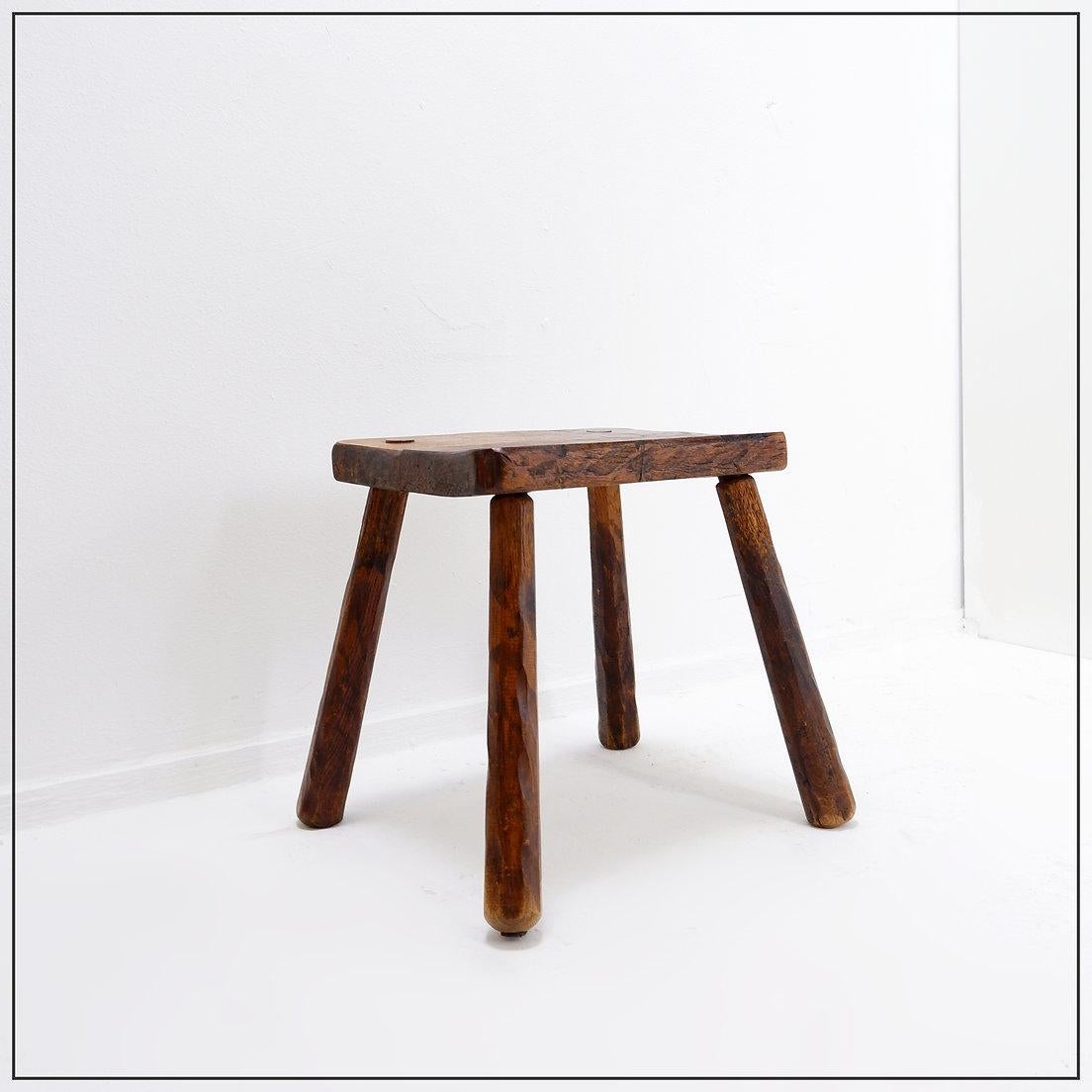 Table d'appoint en bois massif brutaliste
Brutaliste - Décoration naturelle - Vintage
Dimensions : 38x31cm H:41,5cm
Usure conforme à l'âge et à l'utilisation.
