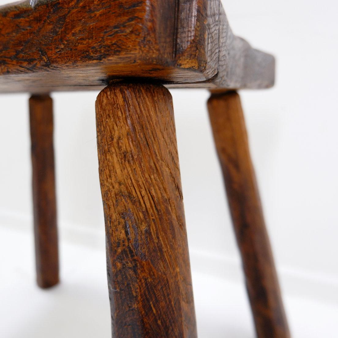 20ième siècle Table d'appoint brutaliste en bois massif en vente