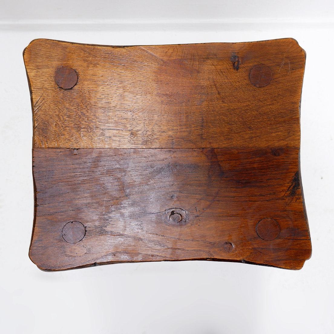 Bois Table d'appoint brutaliste en bois massif en vente