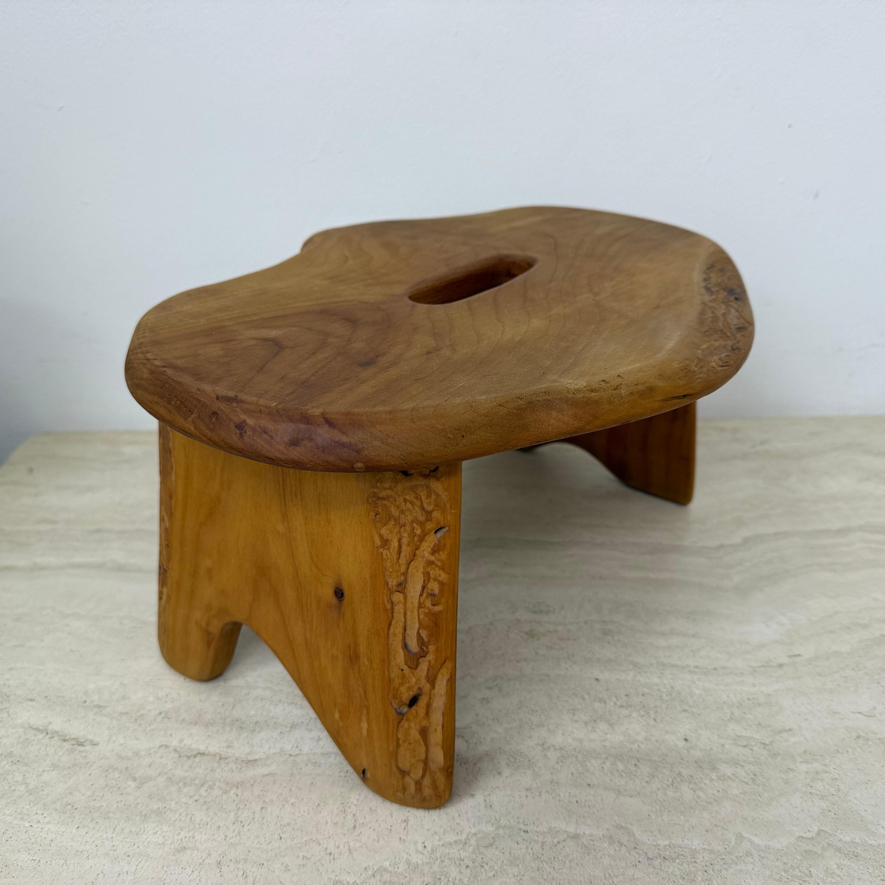 Table d'appoint / tabouret en bois massif brutaliste , 1970 en vente 3