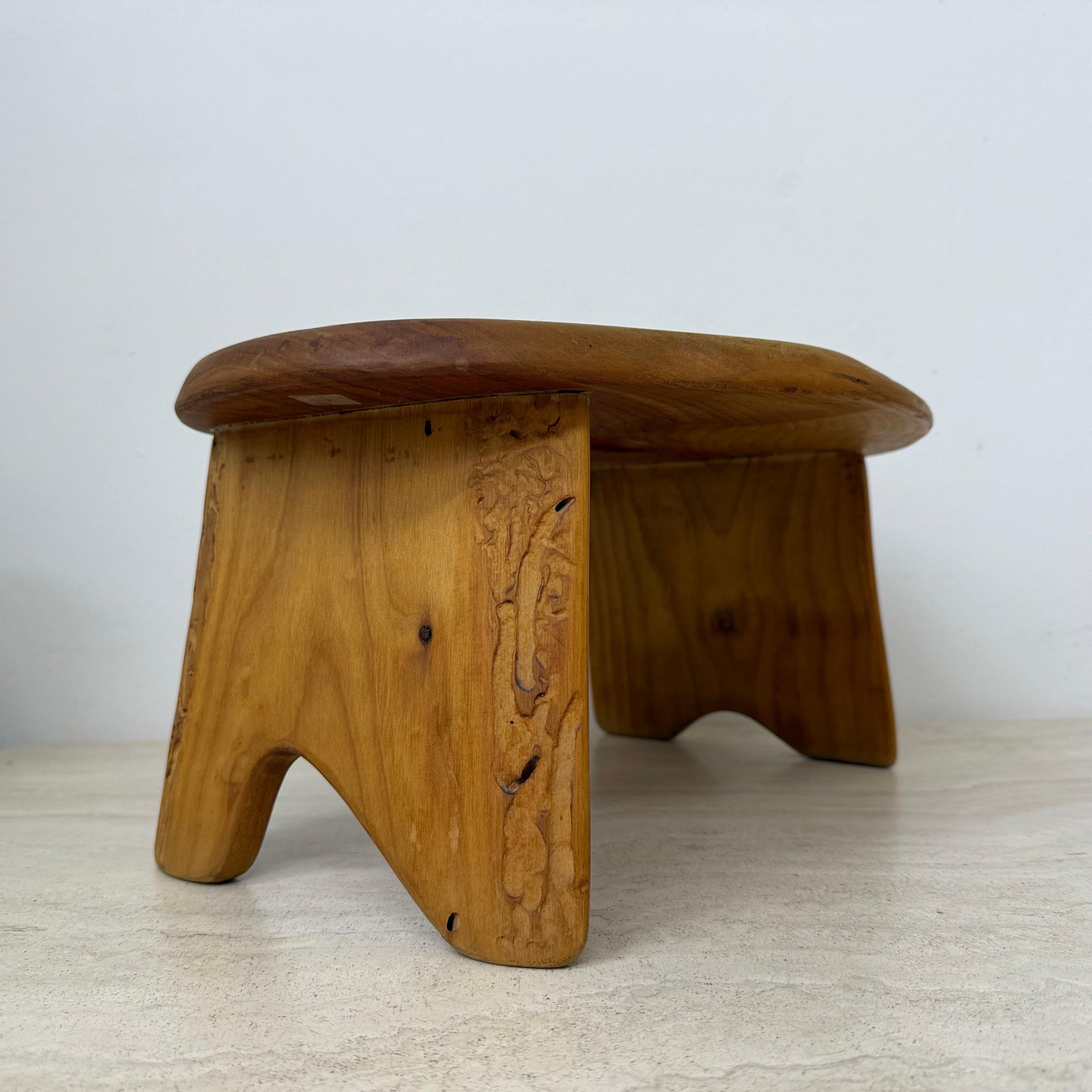 Table d'appoint / tabouret en bois massif brutaliste , 1970 en vente 4