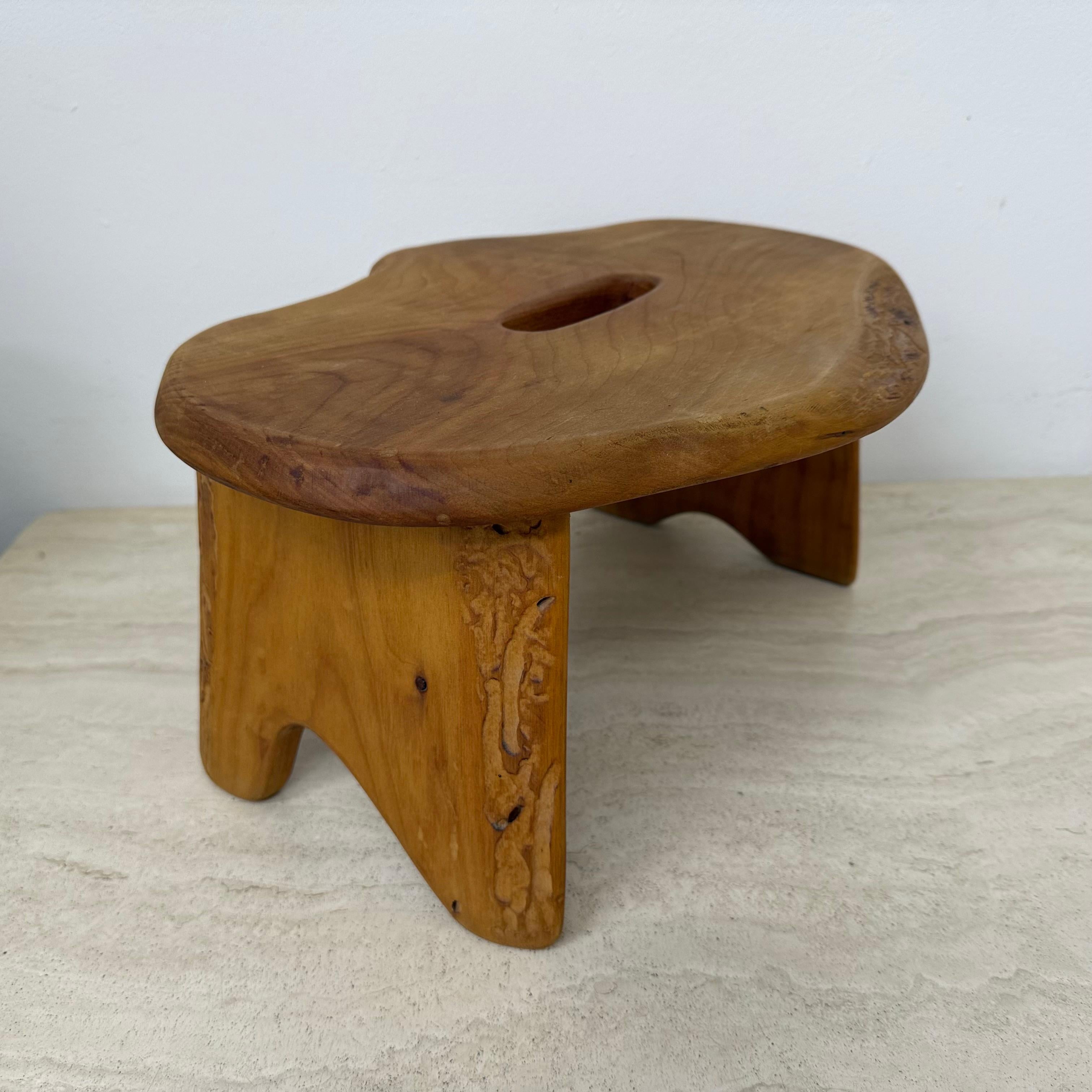 Table d'appoint / tabouret en bois massif brutaliste , 1970 en vente 5