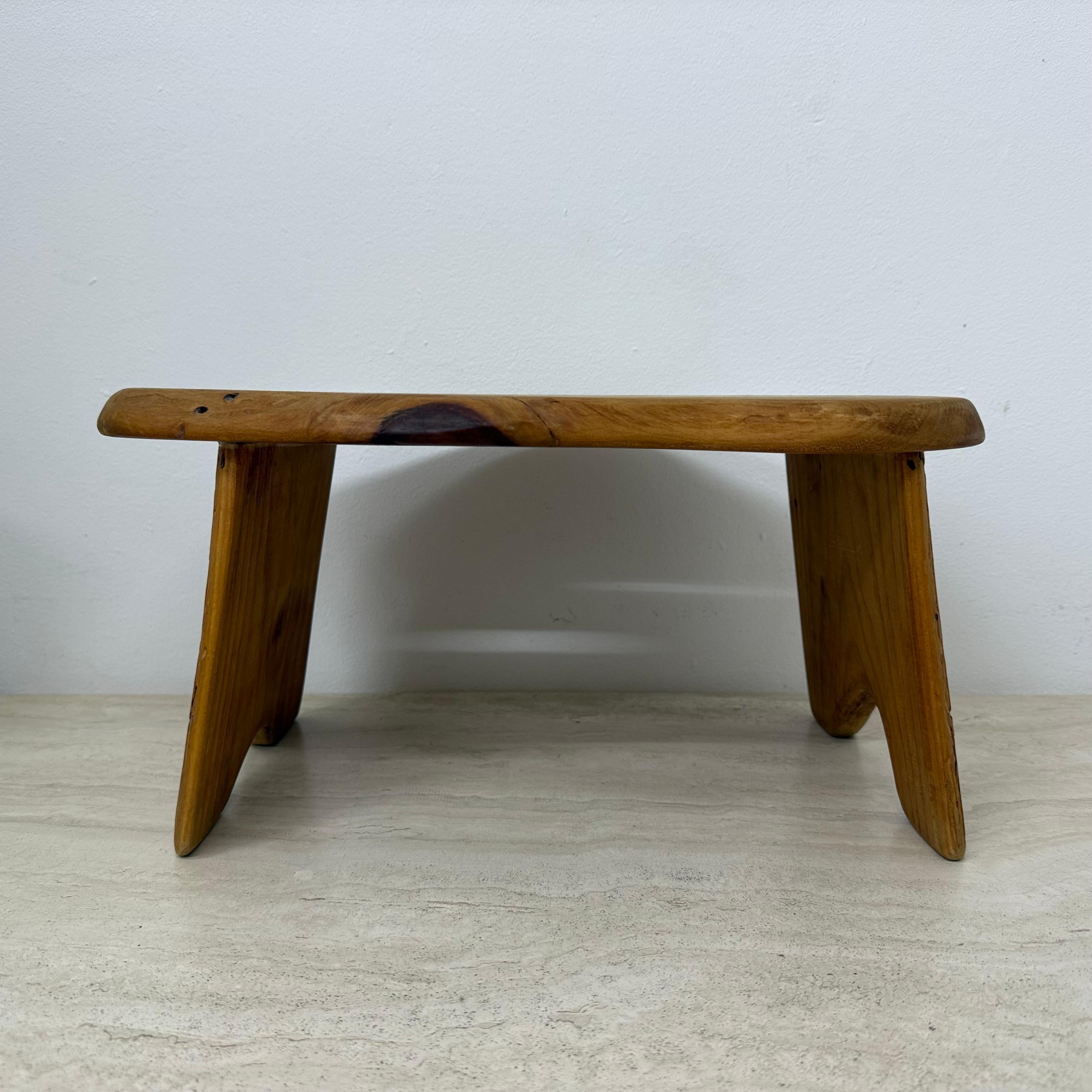 Table d'appoint / tabouret en bois massif brutaliste , 1970 en vente 6