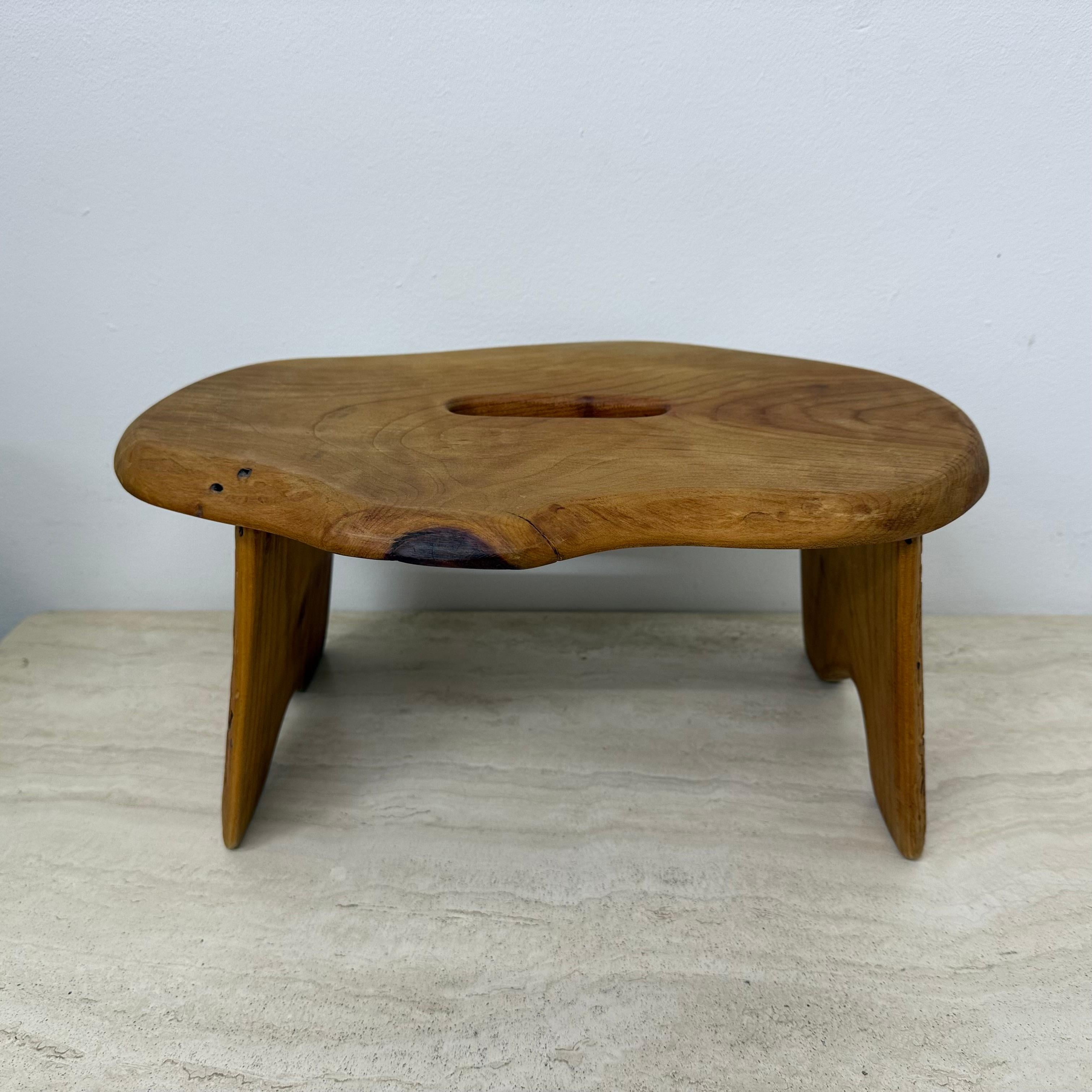 Table d'appoint / tabouret en bois massif brutaliste , 1970 en vente 7