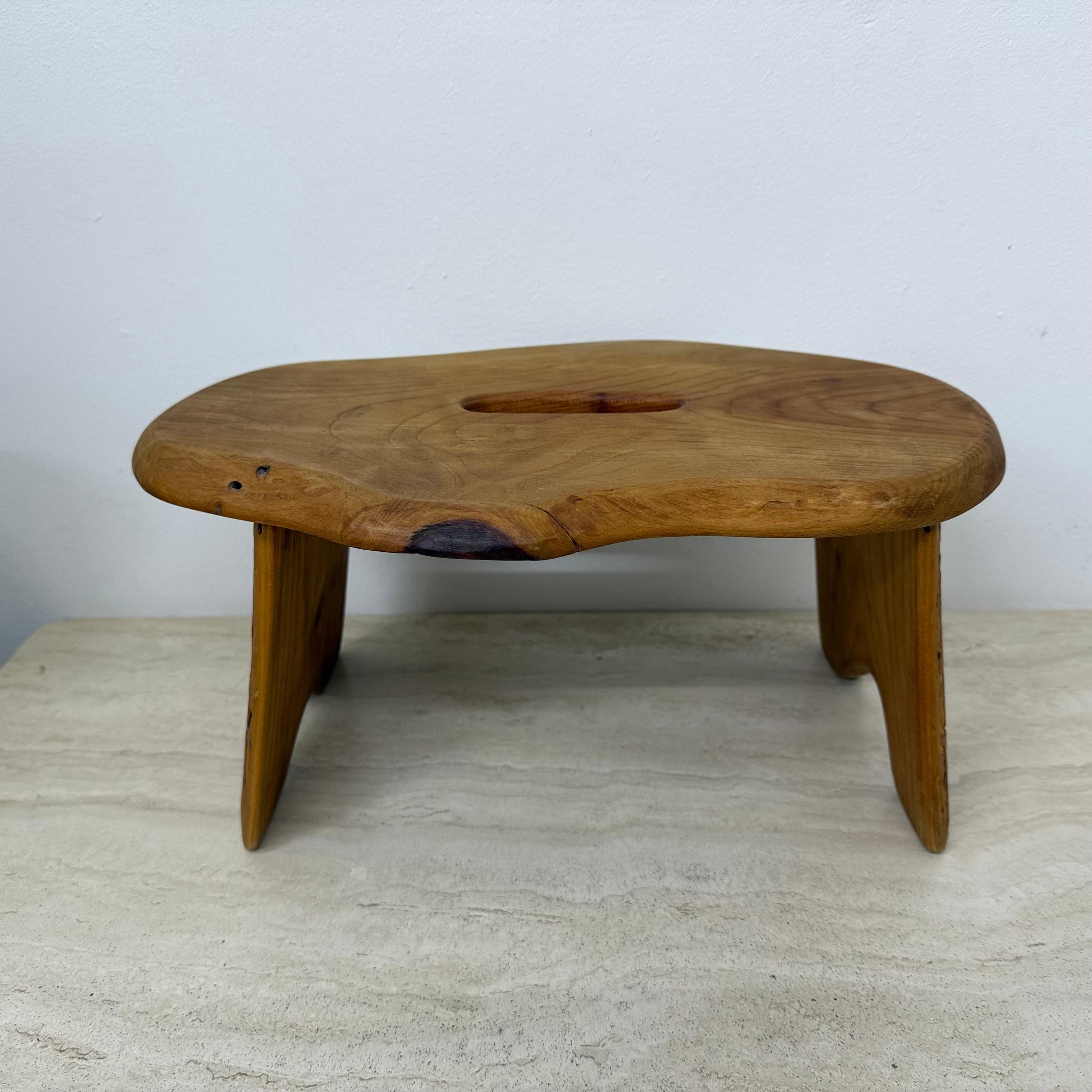 Table d'appoint / tabouret en bois massif brutaliste , 1970 en vente 8