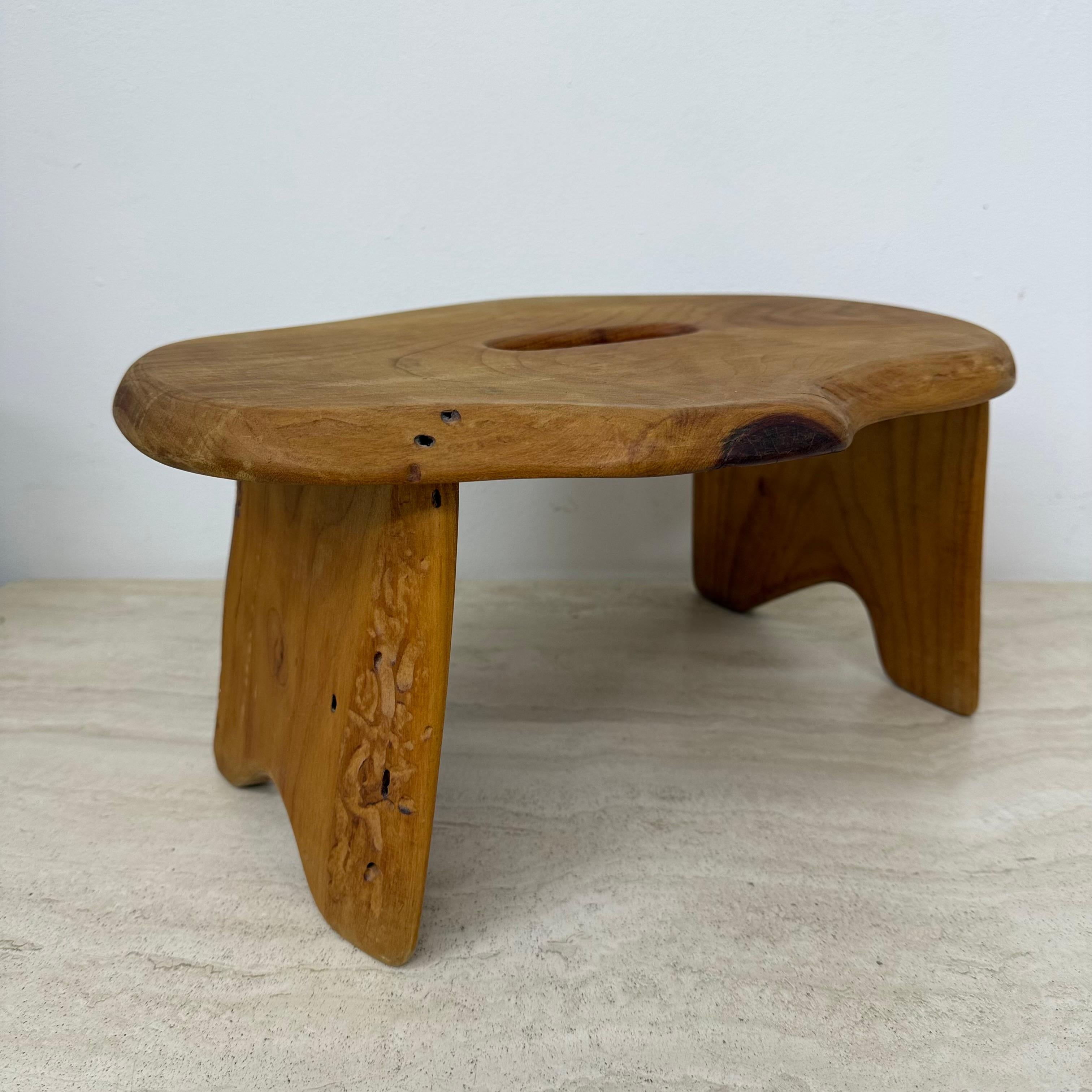 Table d'appoint / tabouret en bois massif brutaliste , 1970 en vente 10