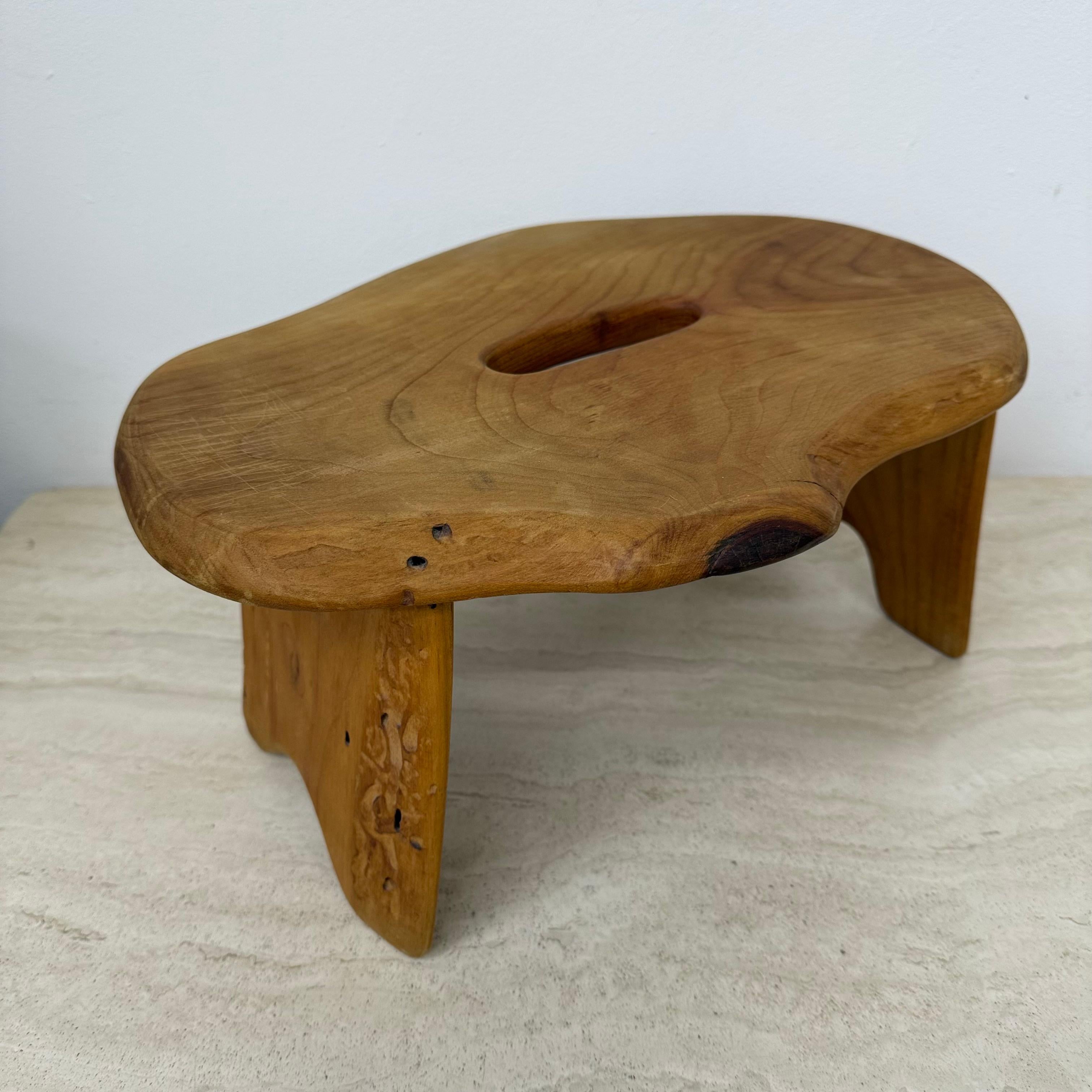 Table d'appoint / tabouret en bois massif brutaliste , 1970 en vente 11