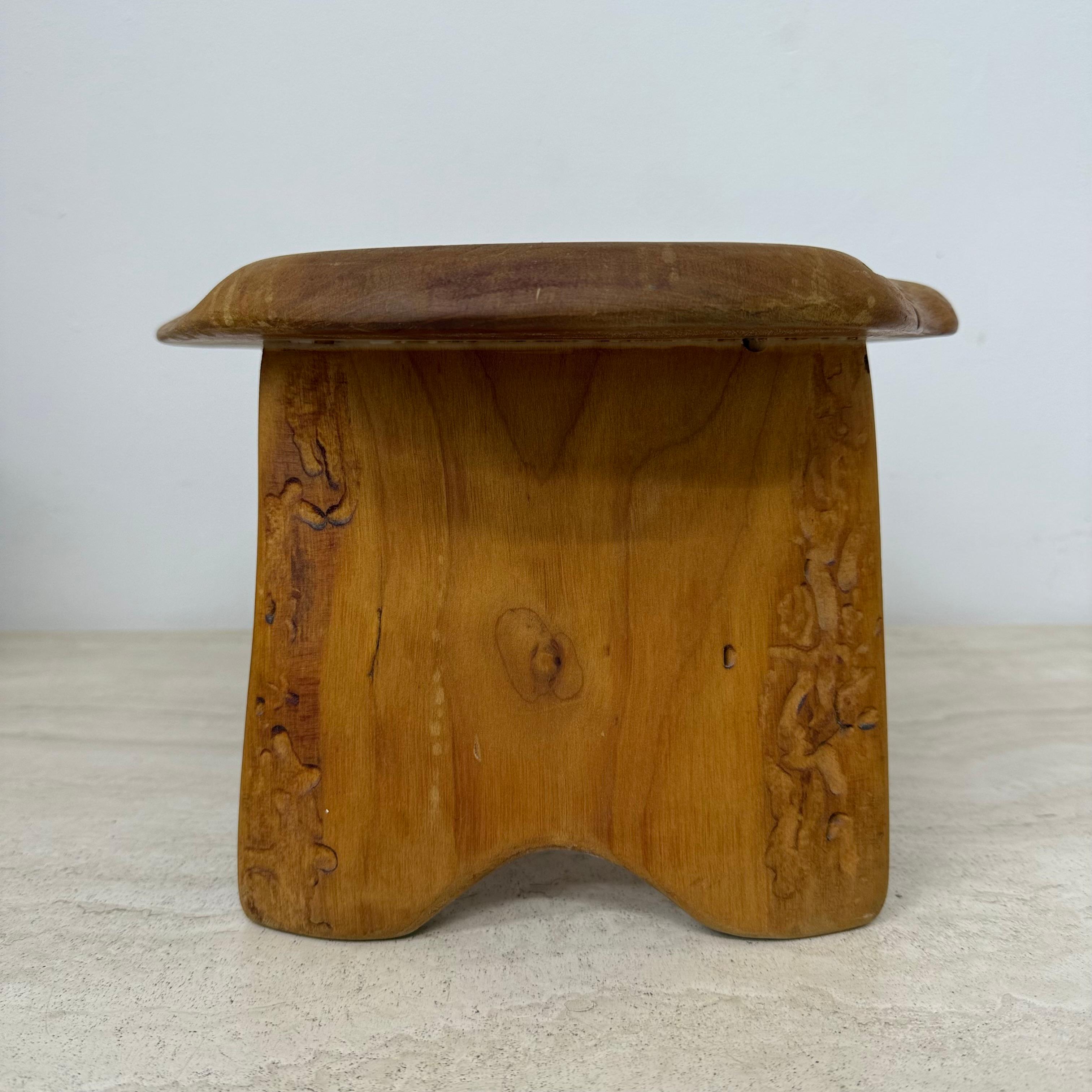 Table d'appoint / tabouret en bois massif brutaliste , 1970 en vente 12