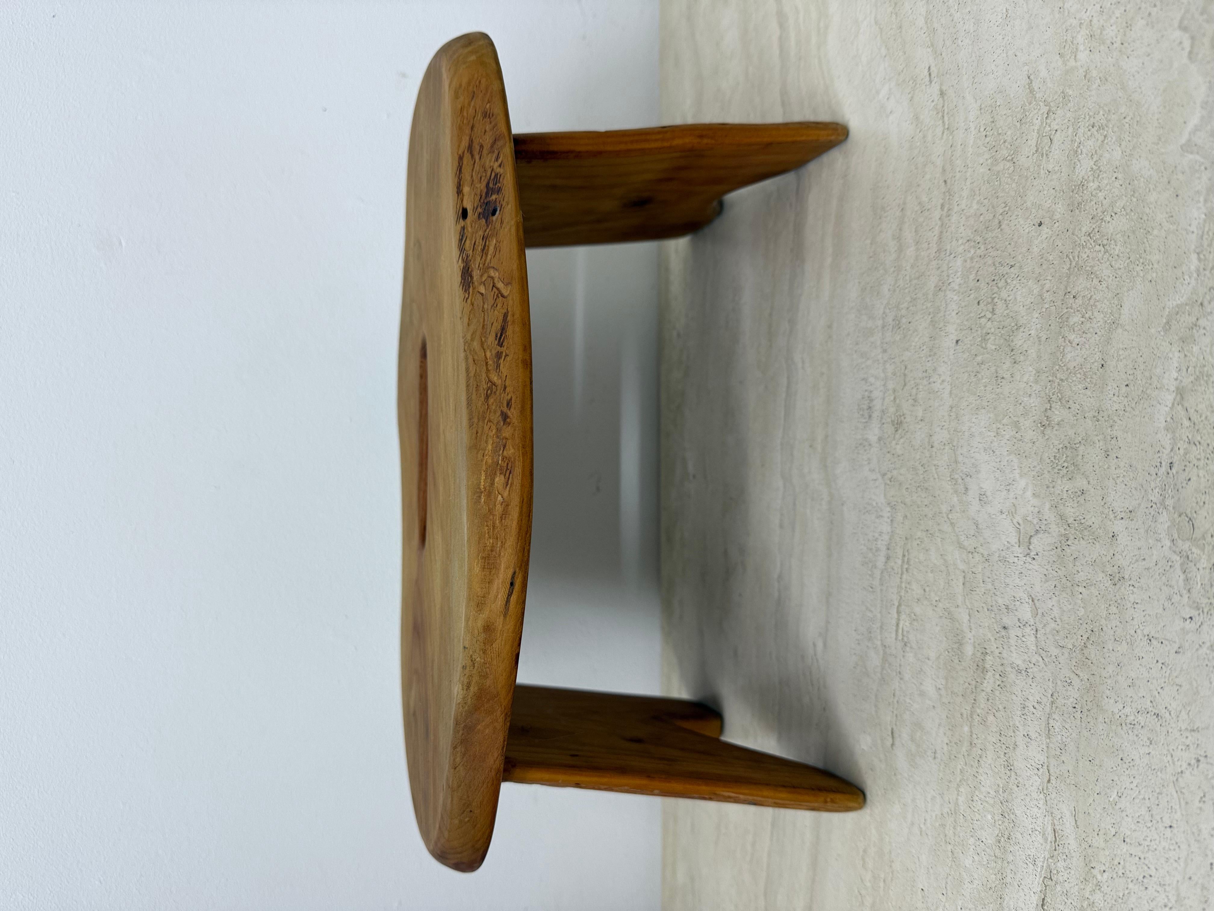 Table d'appoint / tabouret en bois massif brutaliste, 1970