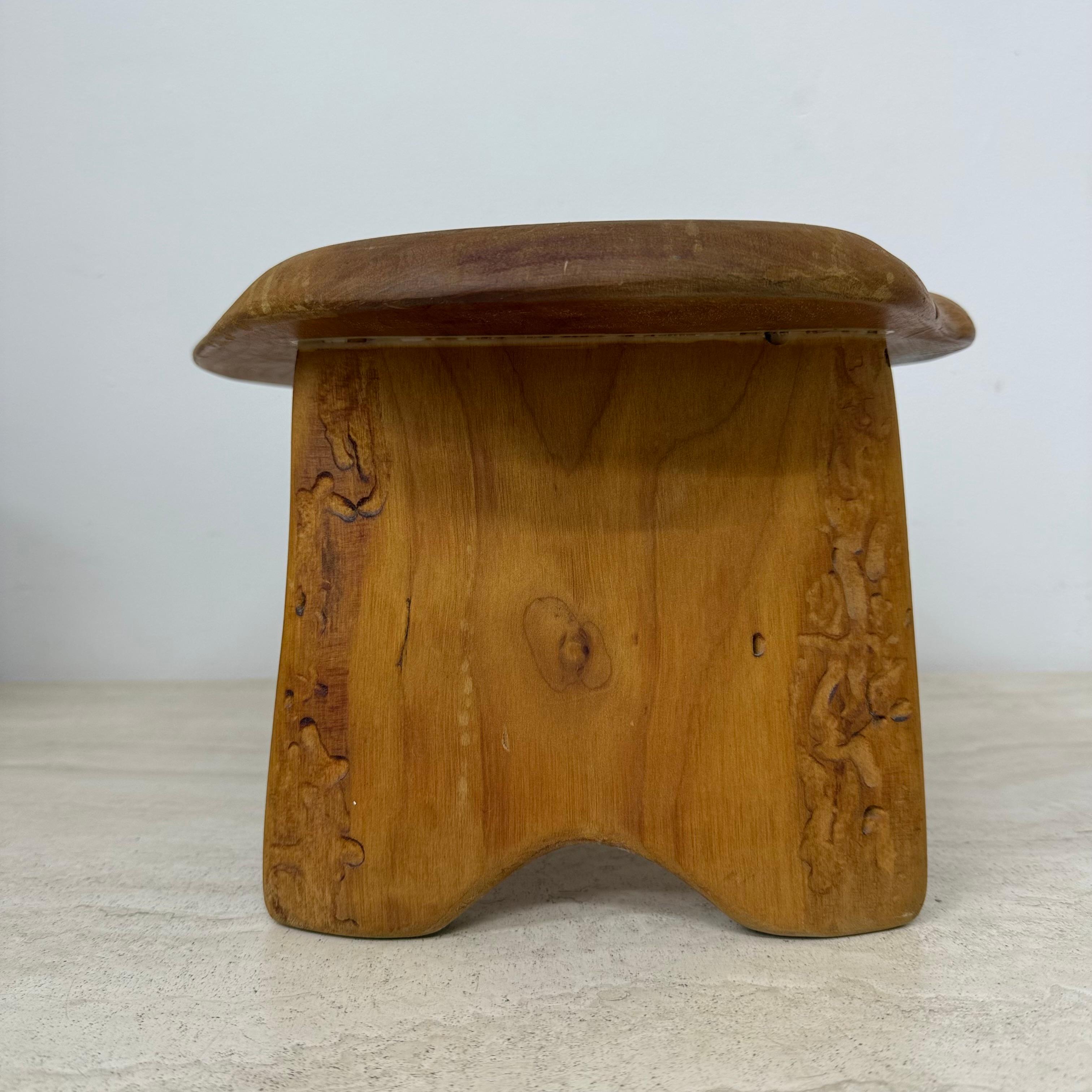 Table d'appoint / tabouret en bois massif brutaliste , 1970 en vente 13