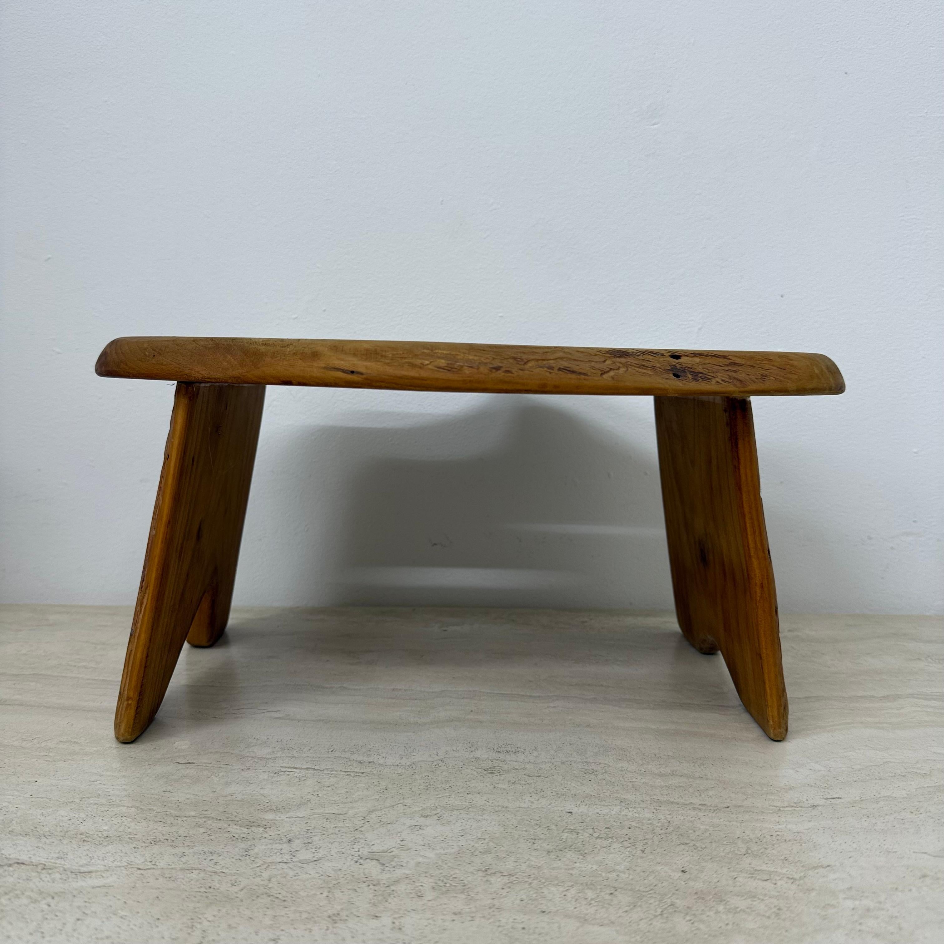 Brutalisme Table d'appoint / tabouret en bois massif brutaliste , 1970 en vente