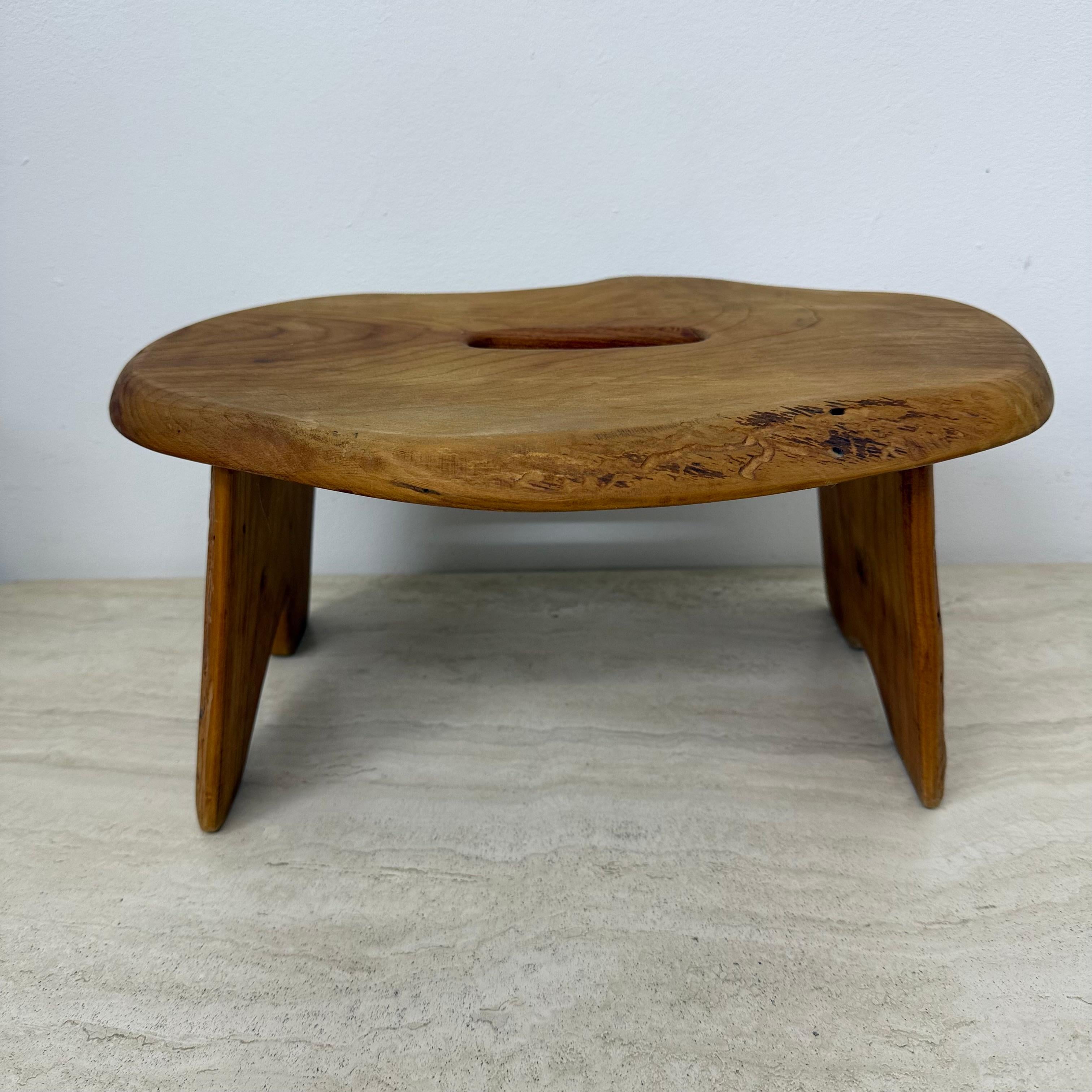 Néerlandais Table d'appoint / tabouret en bois massif brutaliste , 1970 en vente