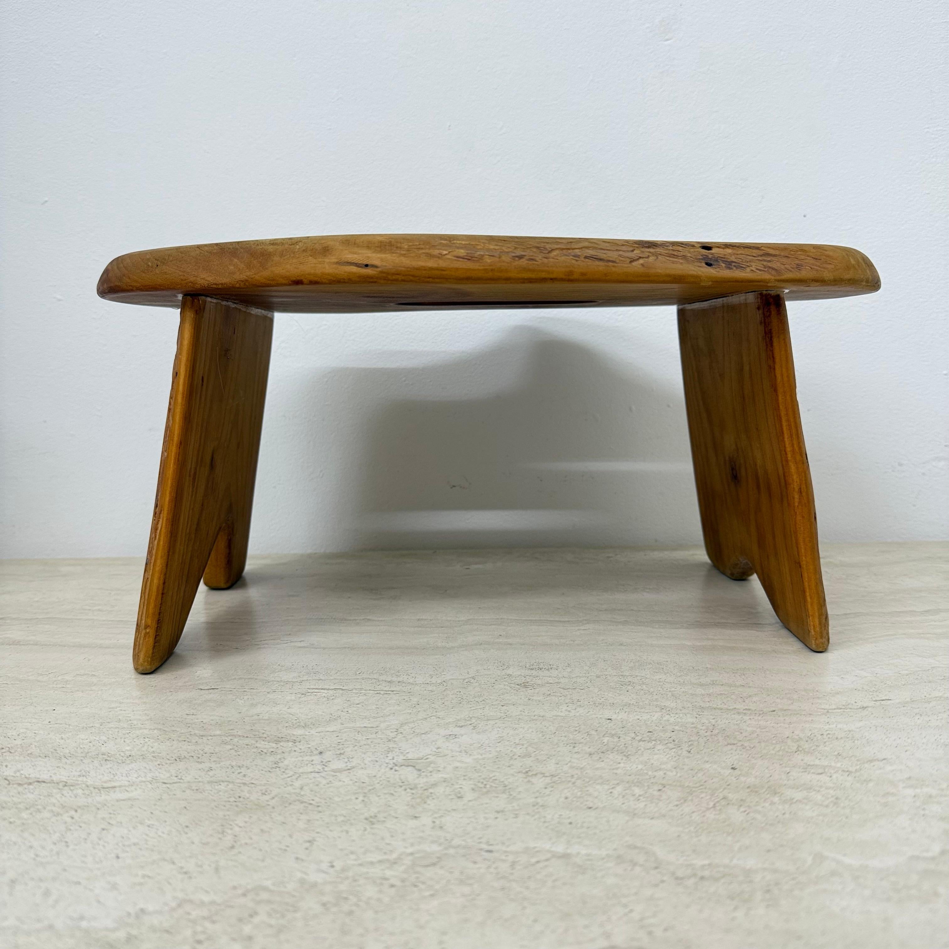 Table d'appoint / tabouret en bois massif brutaliste , 1970 Bon état - En vente à Delft, NL
