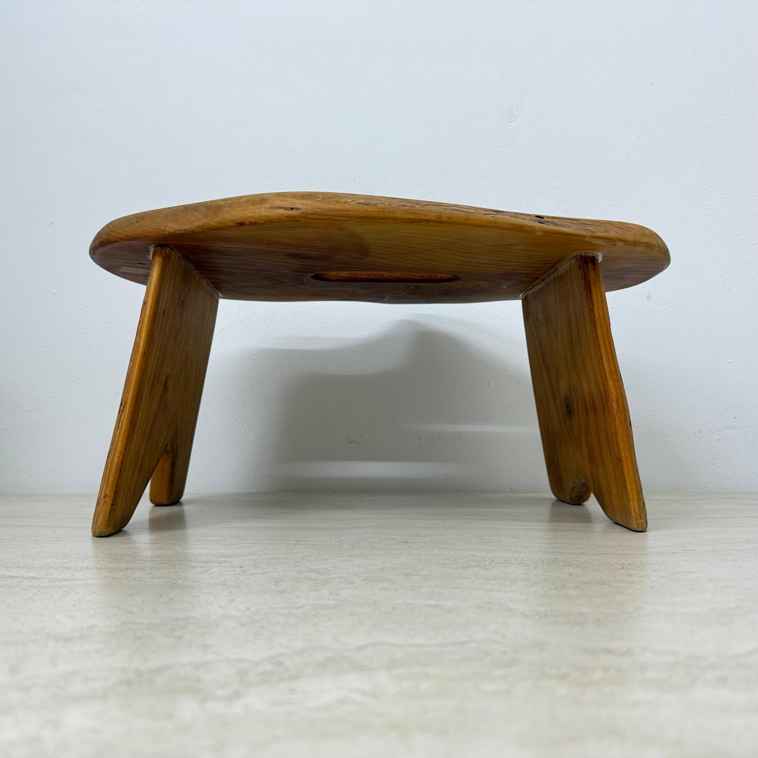 Fin du 20e siècle Table d'appoint / tabouret en bois massif brutaliste , 1970 en vente