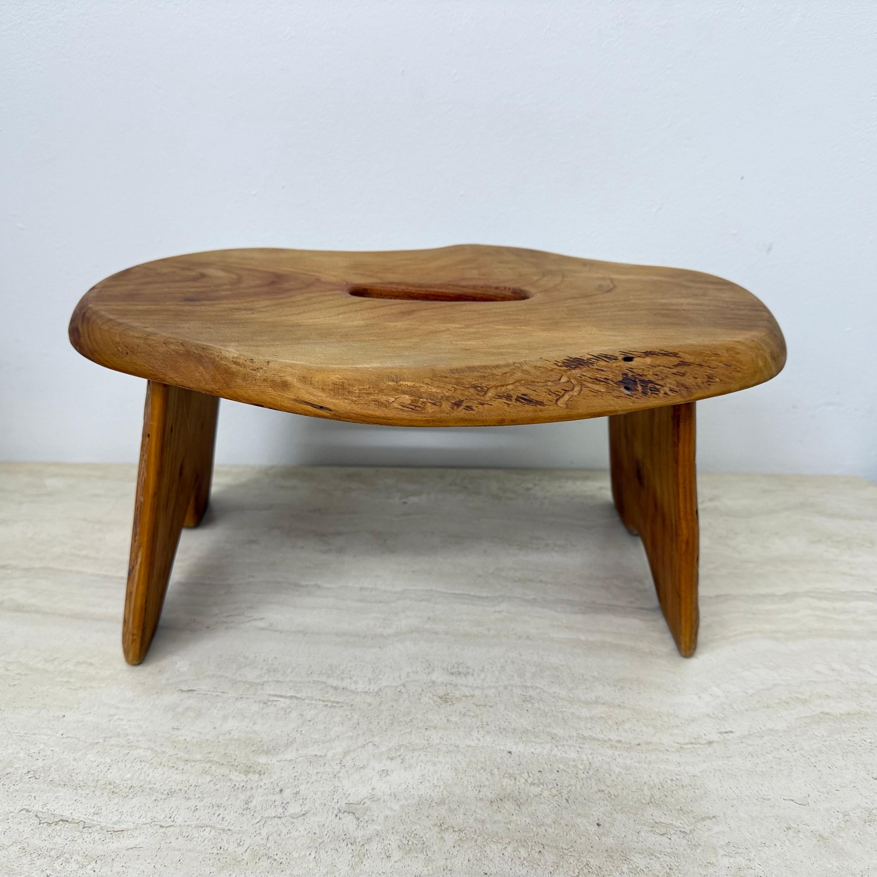 Bois Table d'appoint / tabouret en bois massif brutaliste , 1970 en vente