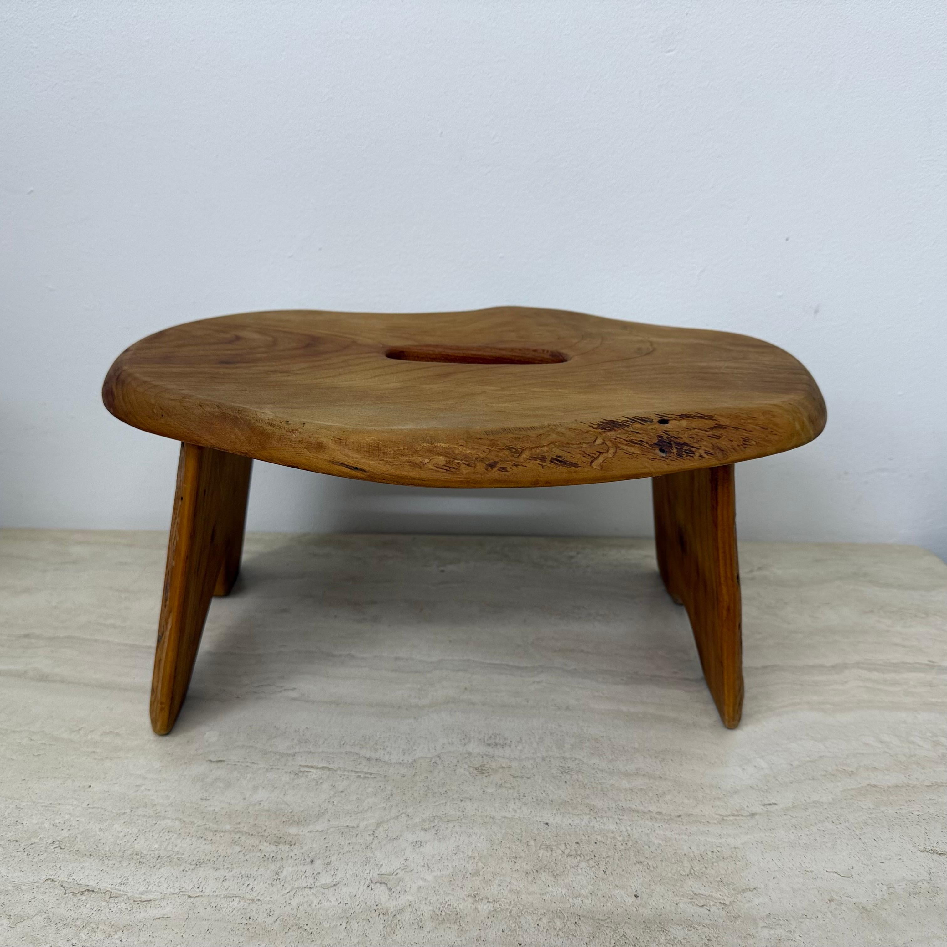 Table d'appoint / tabouret en bois massif brutaliste , 1970 en vente 1