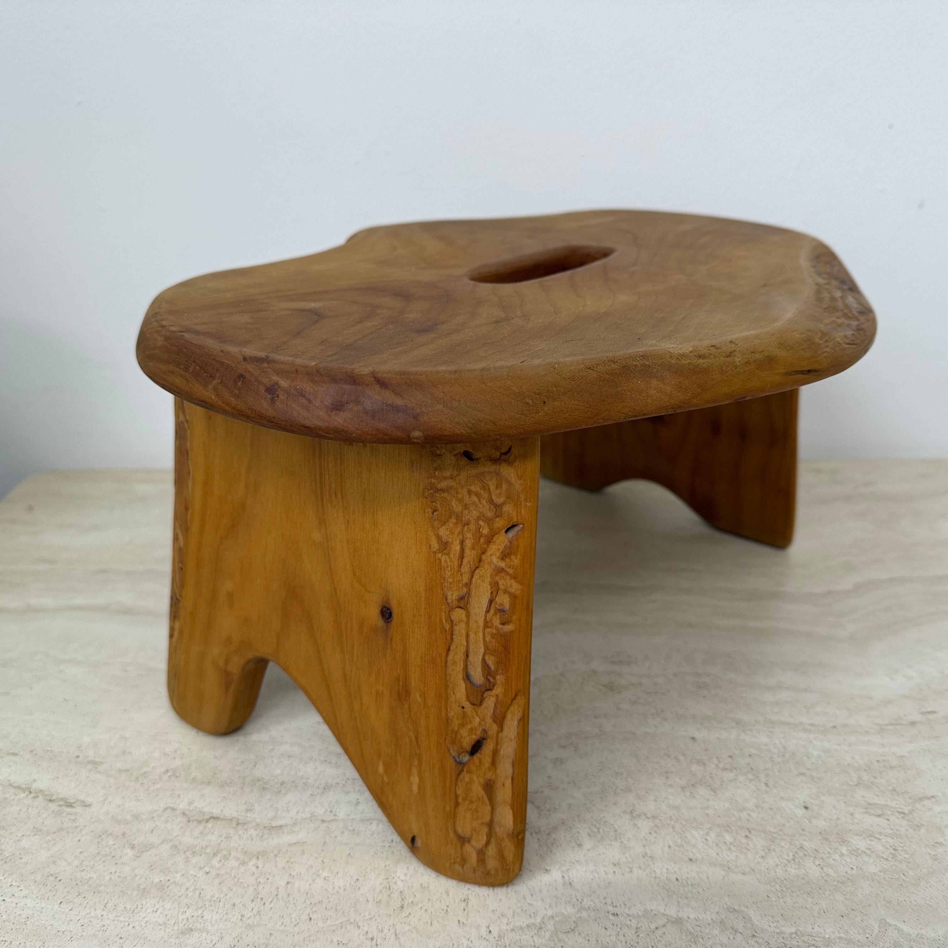 Table d'appoint / tabouret en bois massif brutaliste , 1970 en vente 2