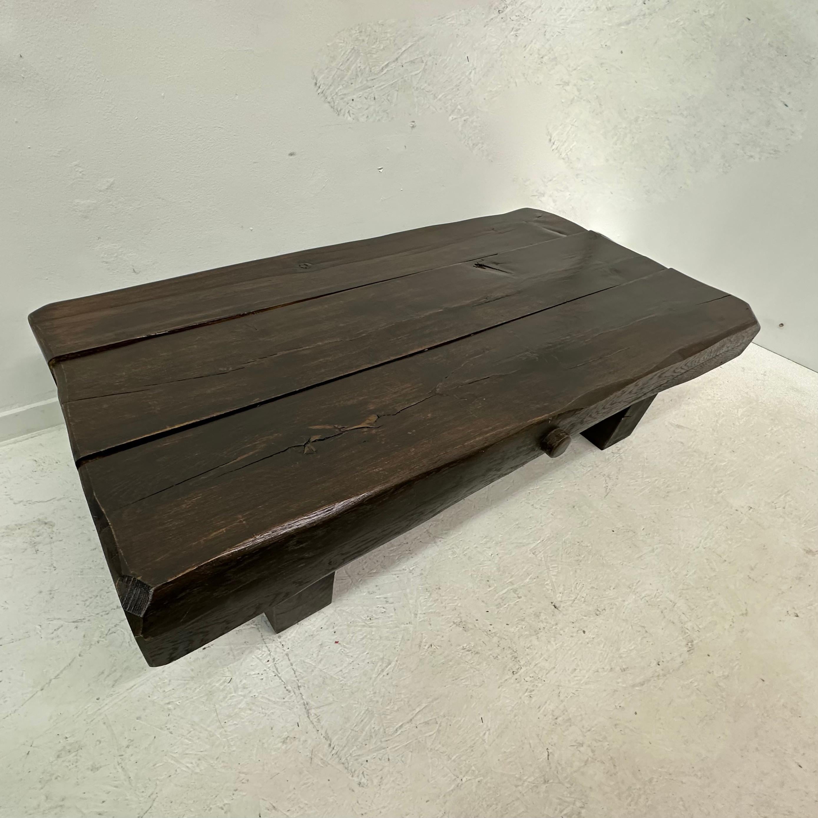 Table basse en bois massif brutaliste, années 1970 en vente 2