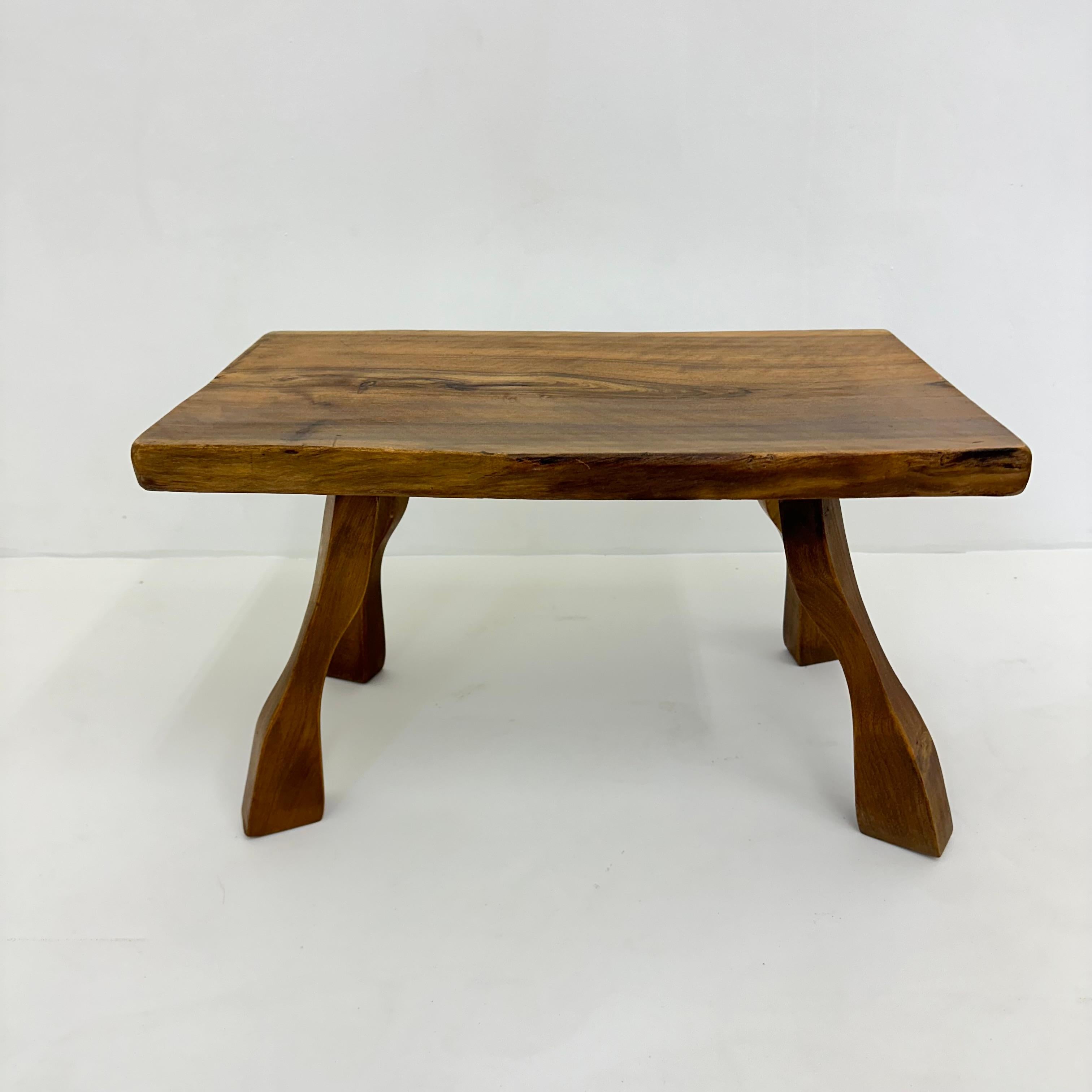 Brutalistischer Beistelltisch aus Massivholz, 1970er Jahre im Angebot 3