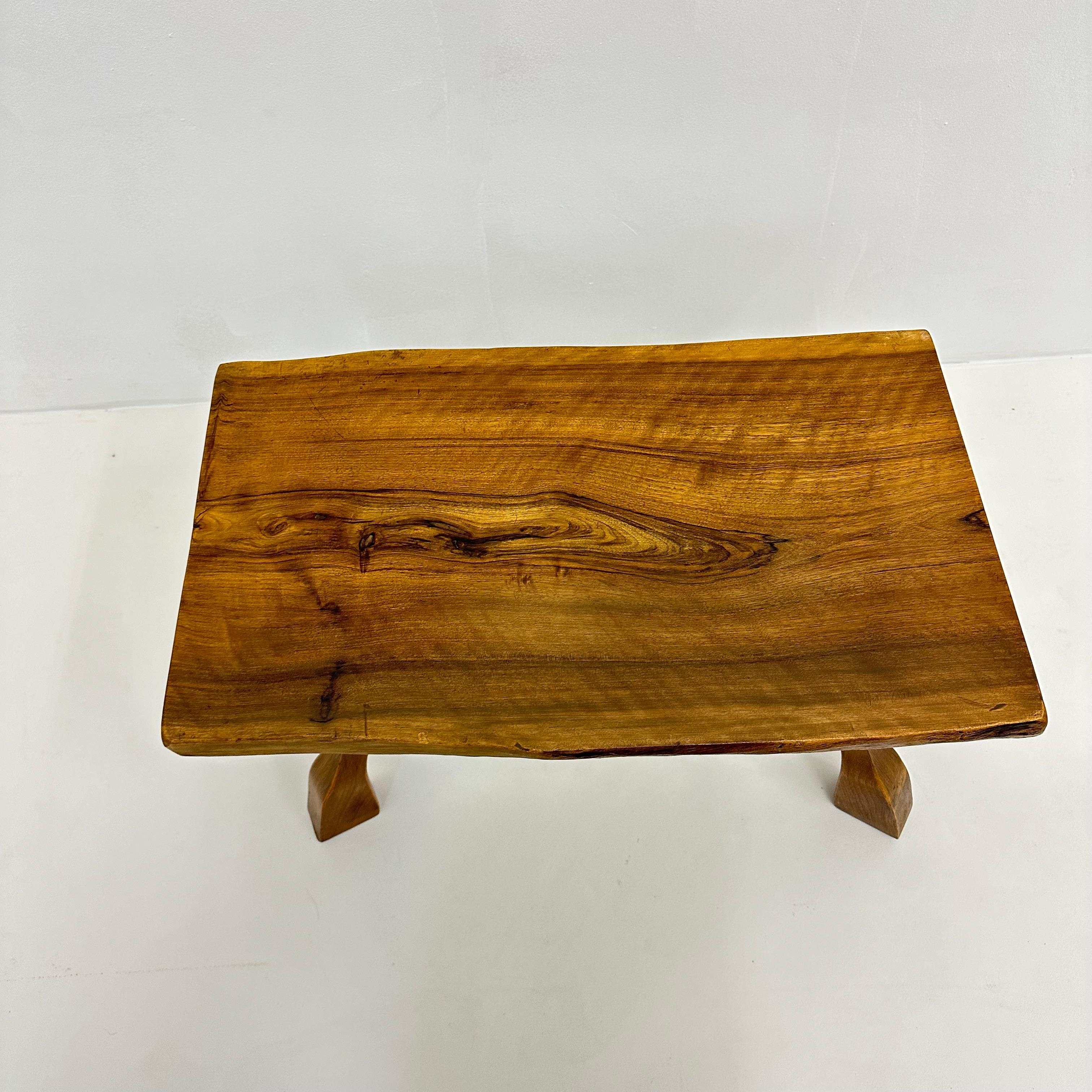 Brutalistischer Beistelltisch aus Massivholz, 1970er Jahre im Angebot 4