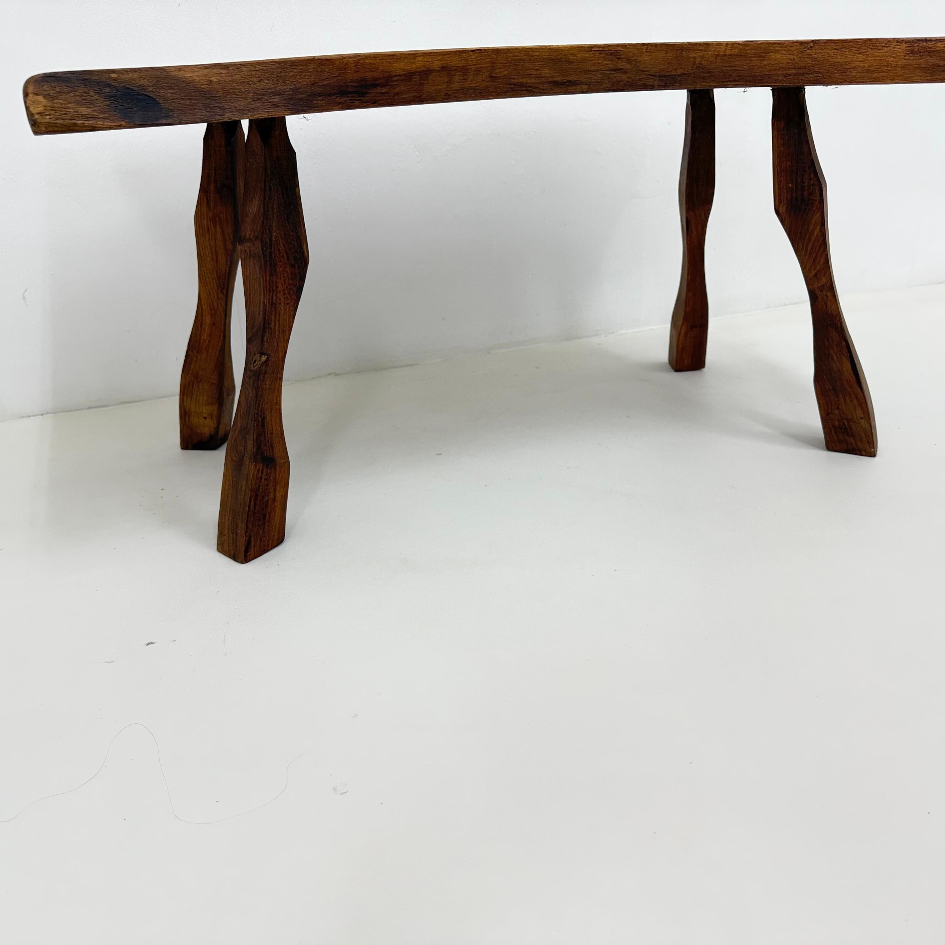 Table d'appoint brutaliste en bois massif, années 1970 en vente 5