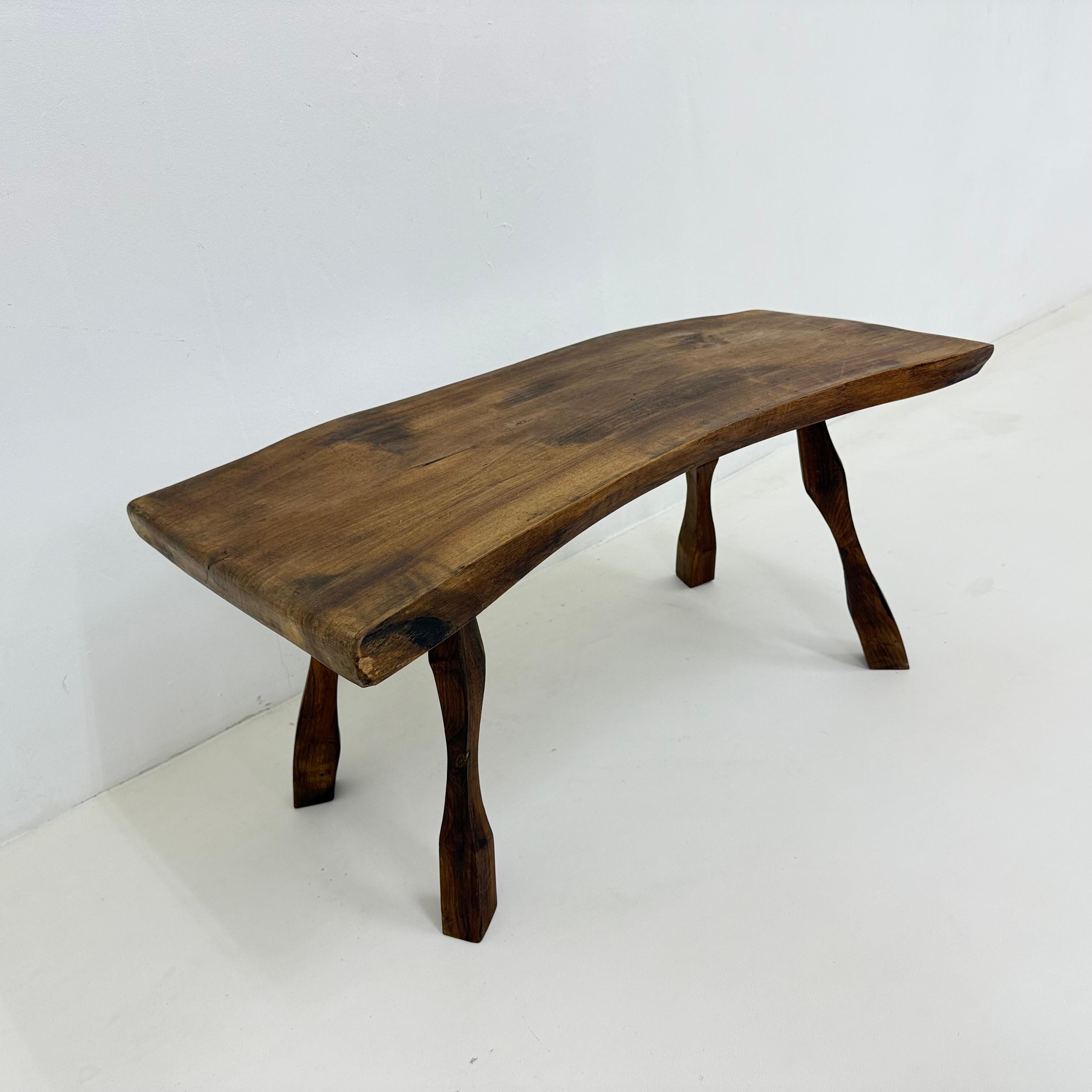 Table d'appoint brutaliste en bois massif, années 1970 en vente 13