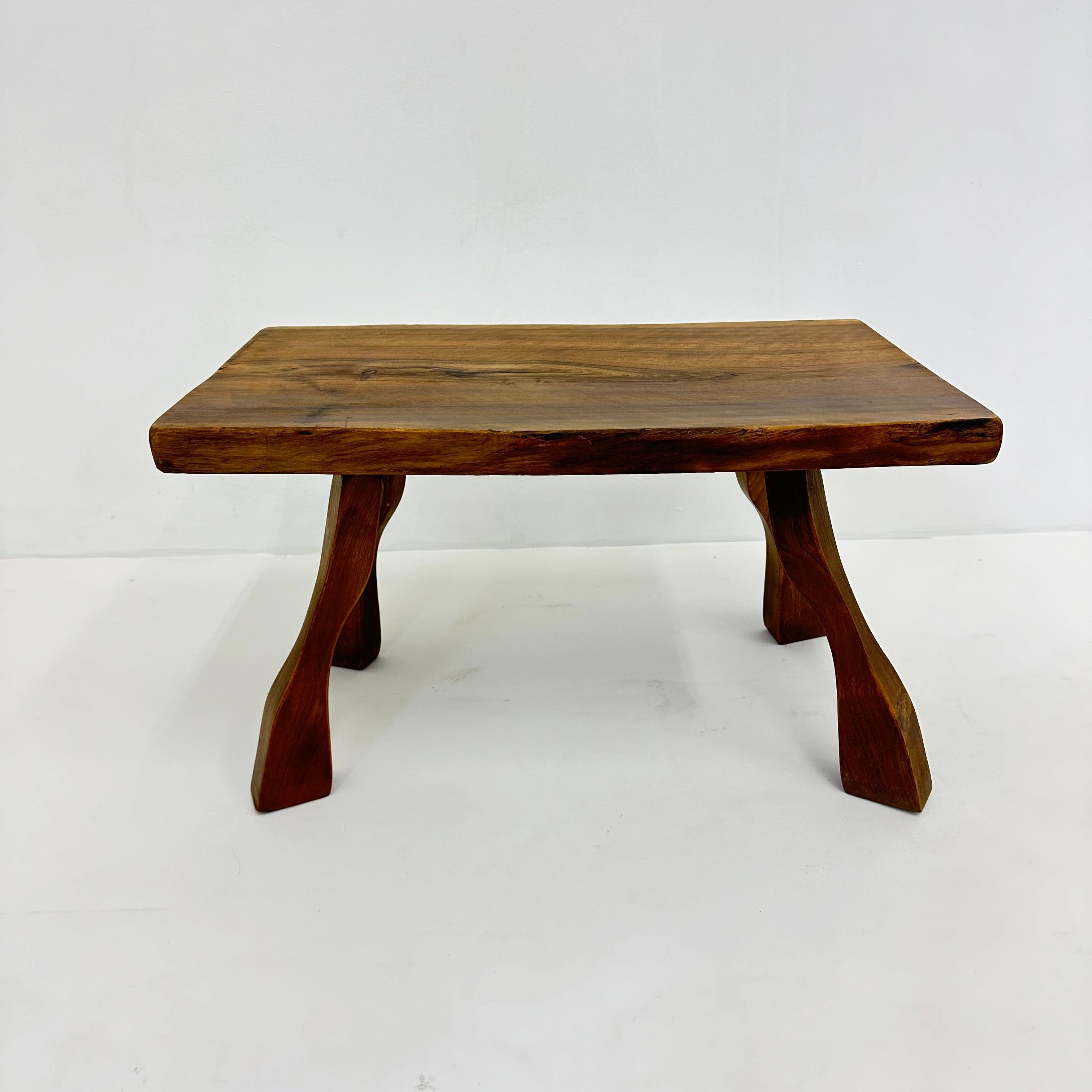 Brutalistischer Beistelltisch aus Massivholz, 1970er Jahre

Abmessungen: 37cm Tiefe, 60,5cm Breite, 35cm Höhe
Zustand: Gut
MATERIAL: Holz
Farbe: Braun